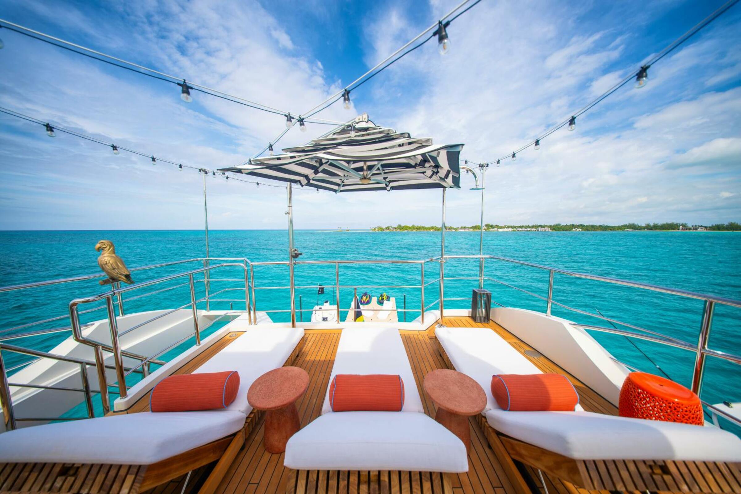 Зона для загорания в кормовой части сандека/Sundeck aft sunbathing area