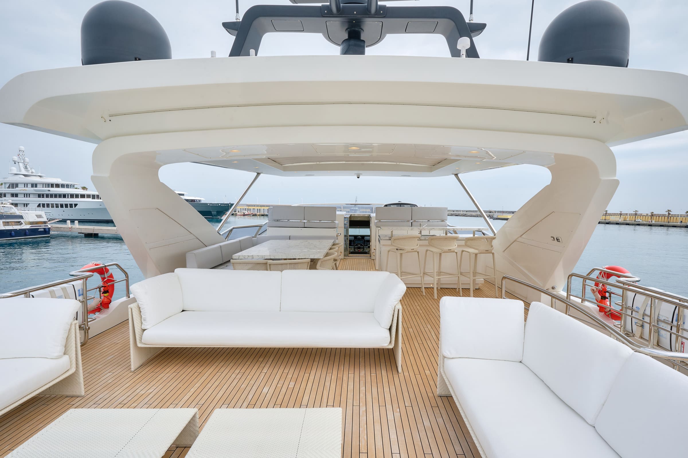 Зона отдыха на флайбридже/Flybridge lounge area