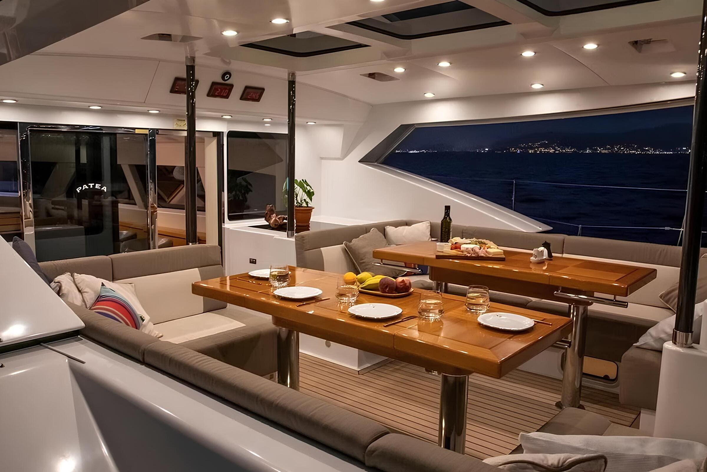 Обеденная зона на корме главной палубы/Aft main deck dining area