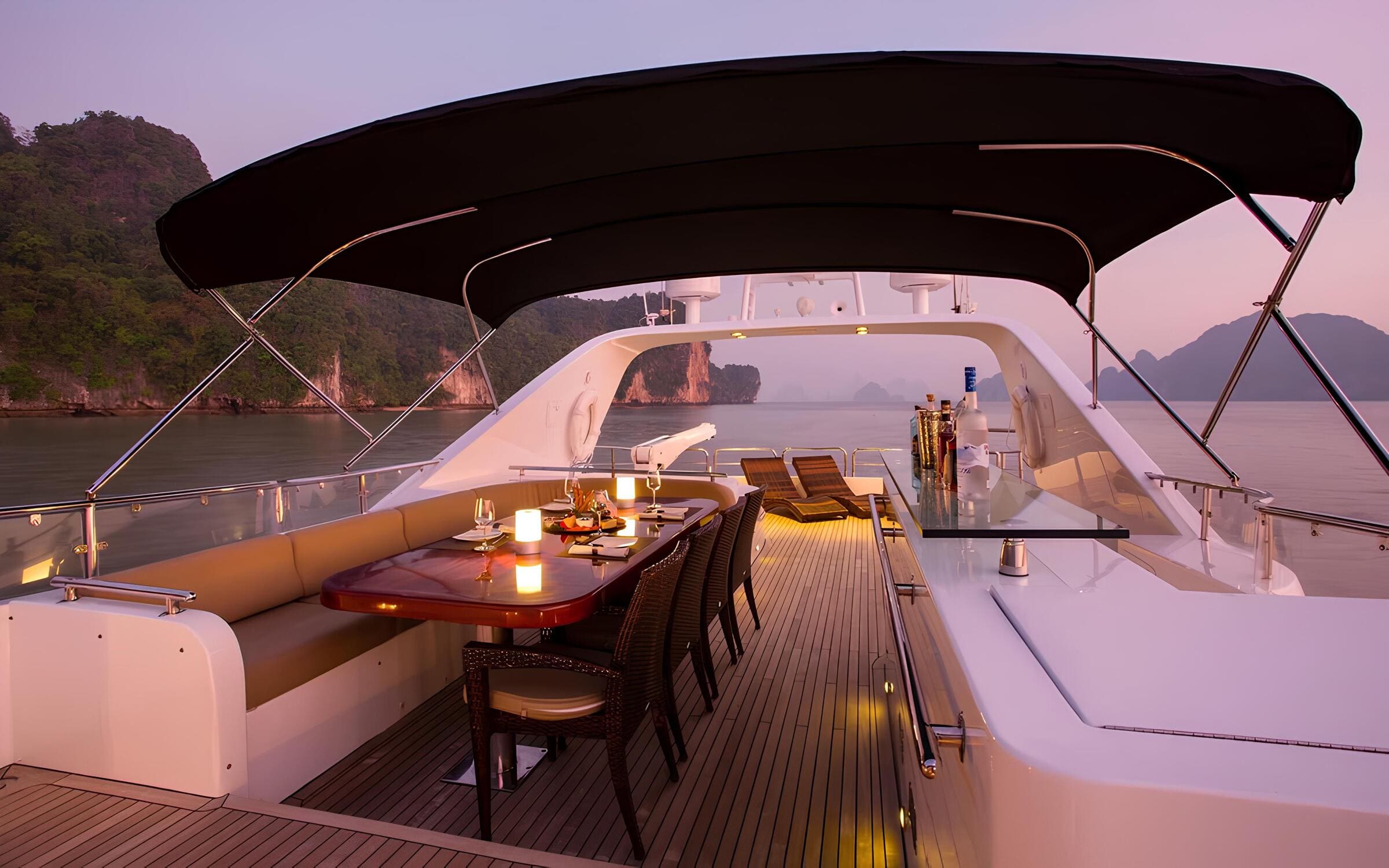Обеденная зона на флайбридже/Flybridge dining area