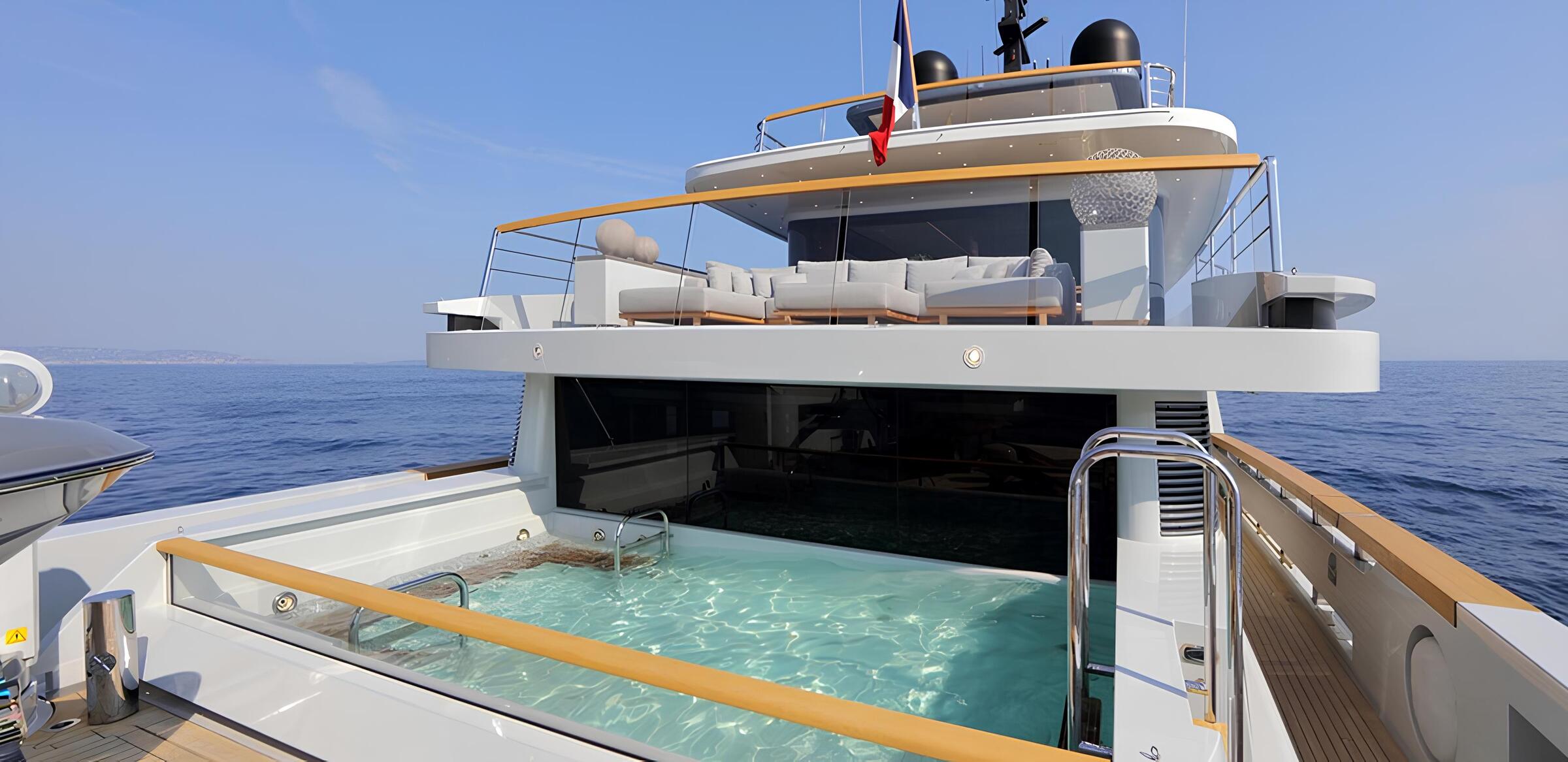 Джакузи на корме главной палубы/Aft main deck jacuzzi