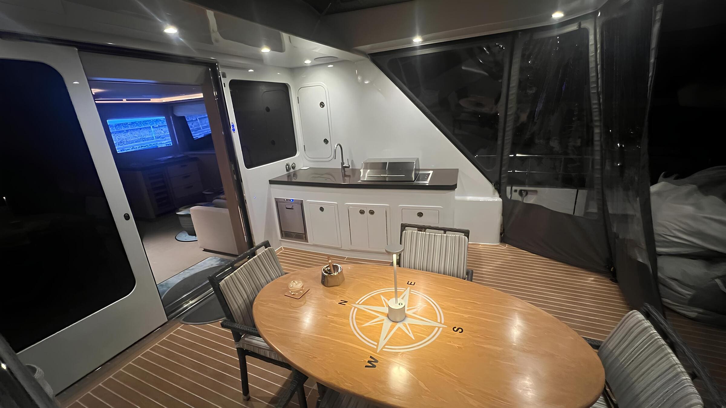 Обеденная зона на корме главной палубы/Aft main deck dining area