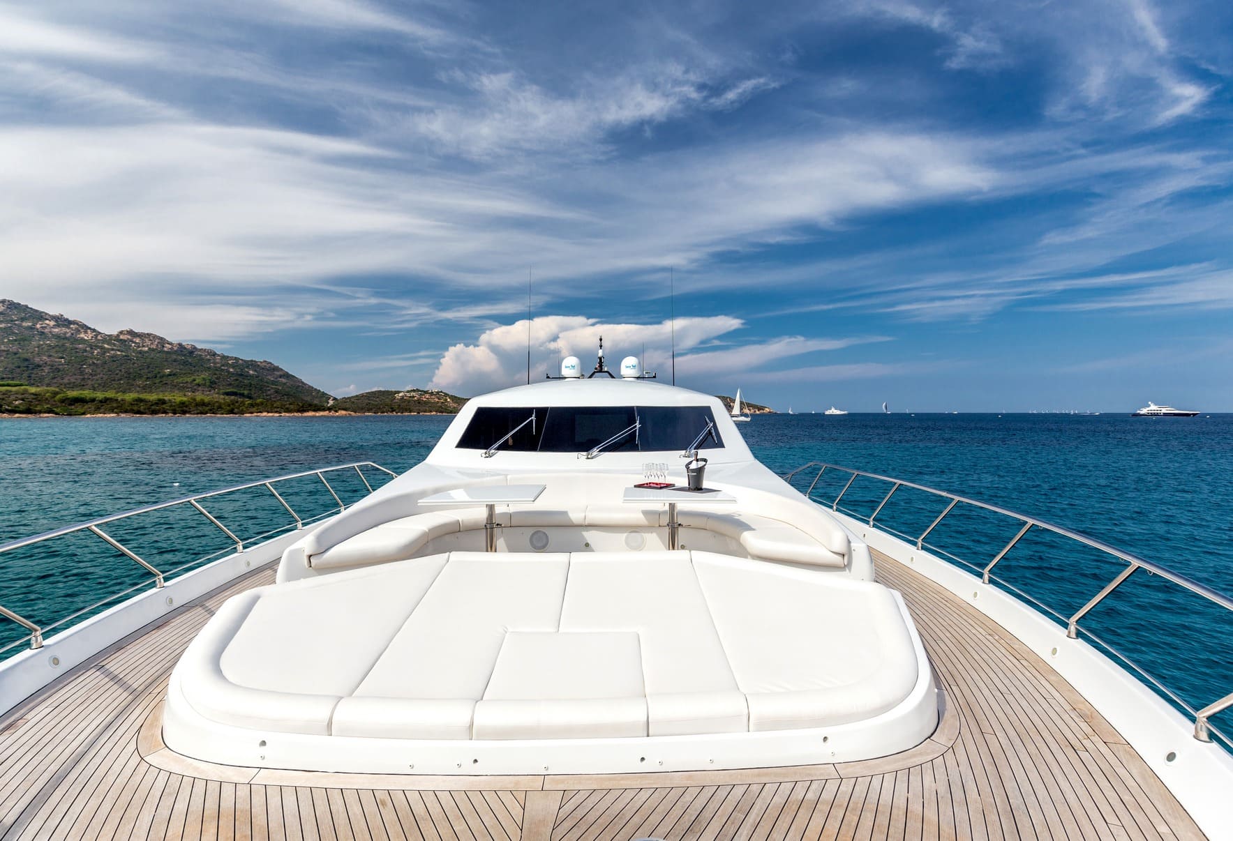 Шезлонги на носовой палубе/Sun loungers on the foredeck