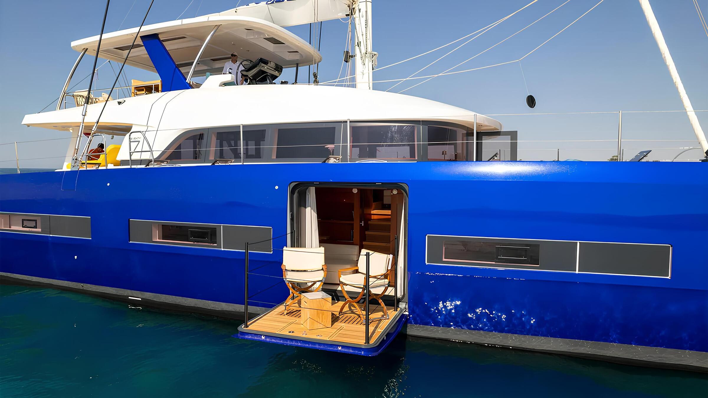 Откидной балкон по правому борту/Folding starboard balcony