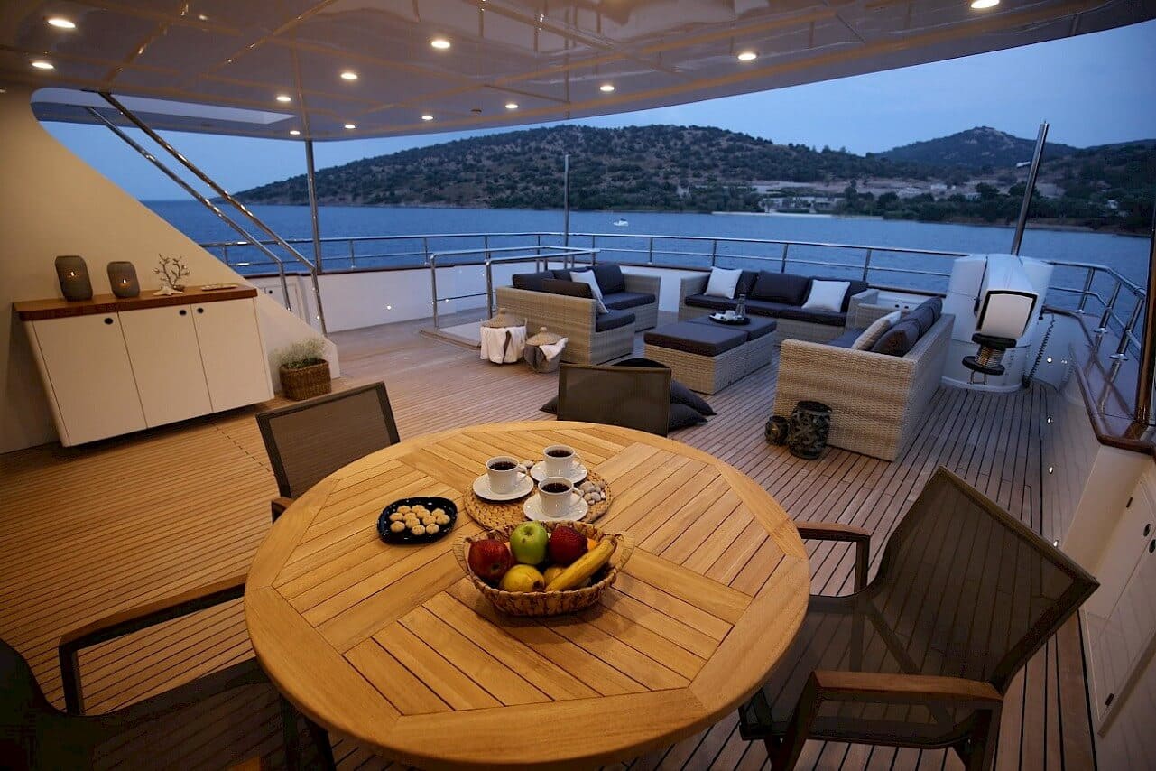 Зона для отдыха на корме/Lounge area at the stern