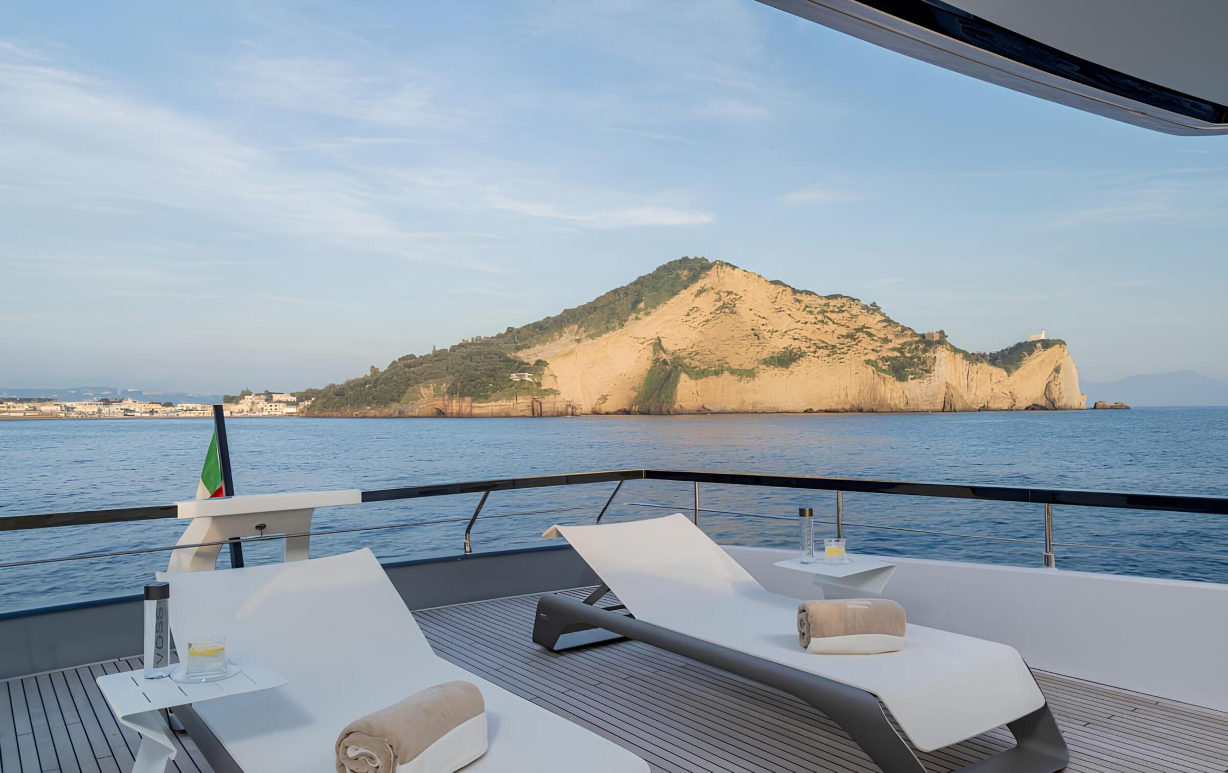 Зона для загорания в кормовой части флайбриджа/Flybridge aft sunbathing area
