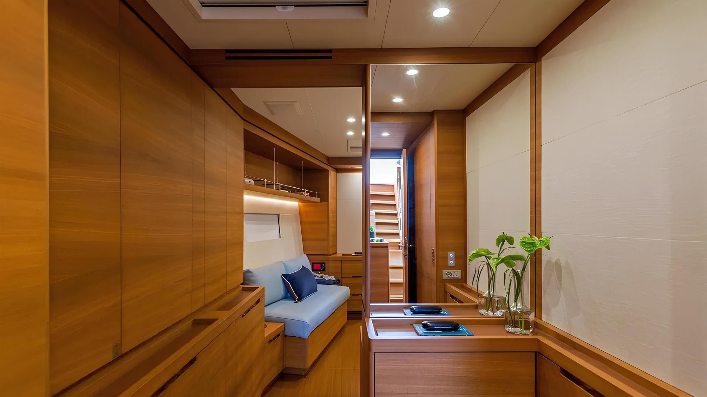 Зона отдыха в каюте владельца/Master cabin lounge area