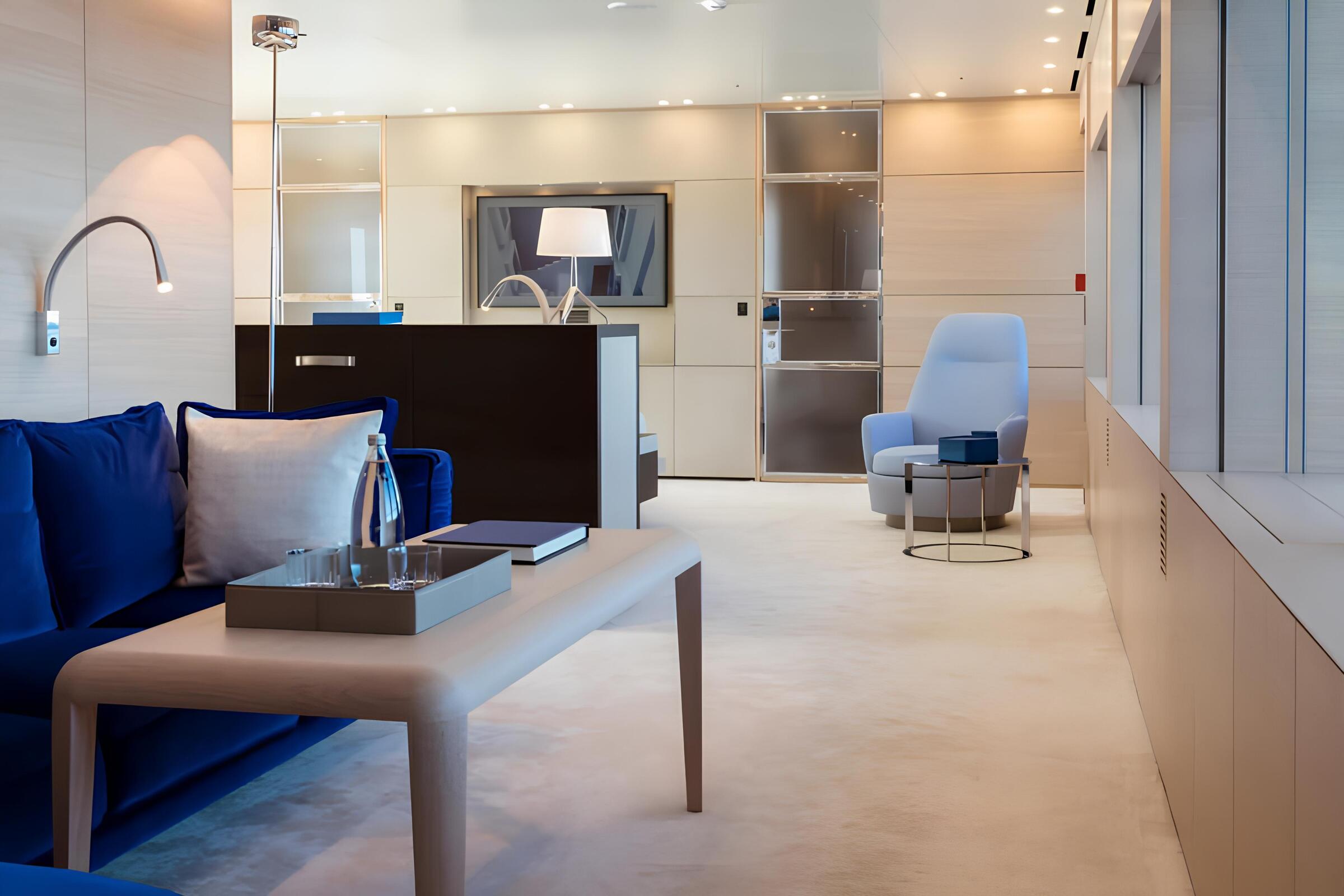 Зона отдыха в каюте владельца/Master cabin lounge area