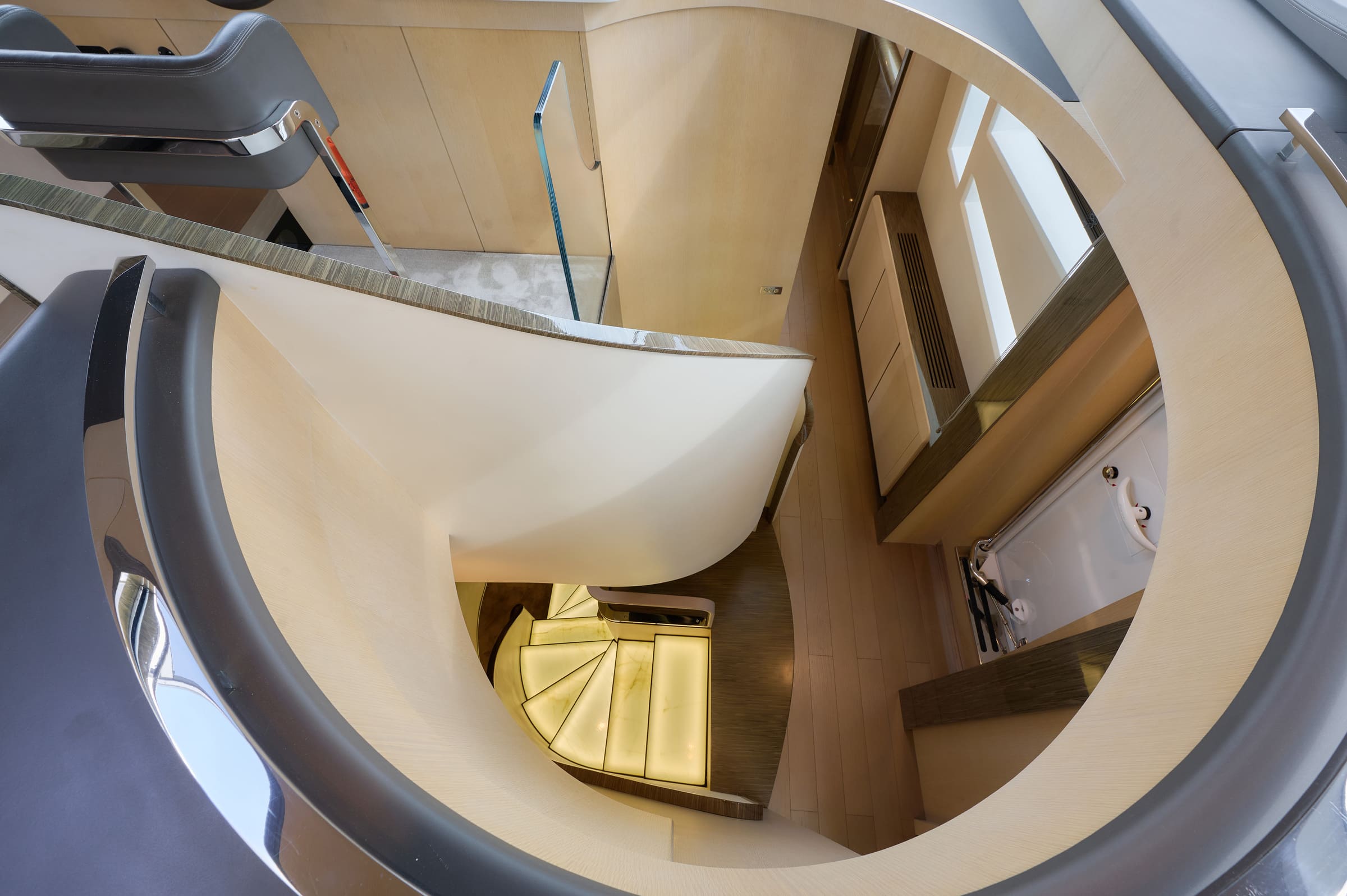 Лестница с главной палубы на нижнюю/Stairs from MD to LD