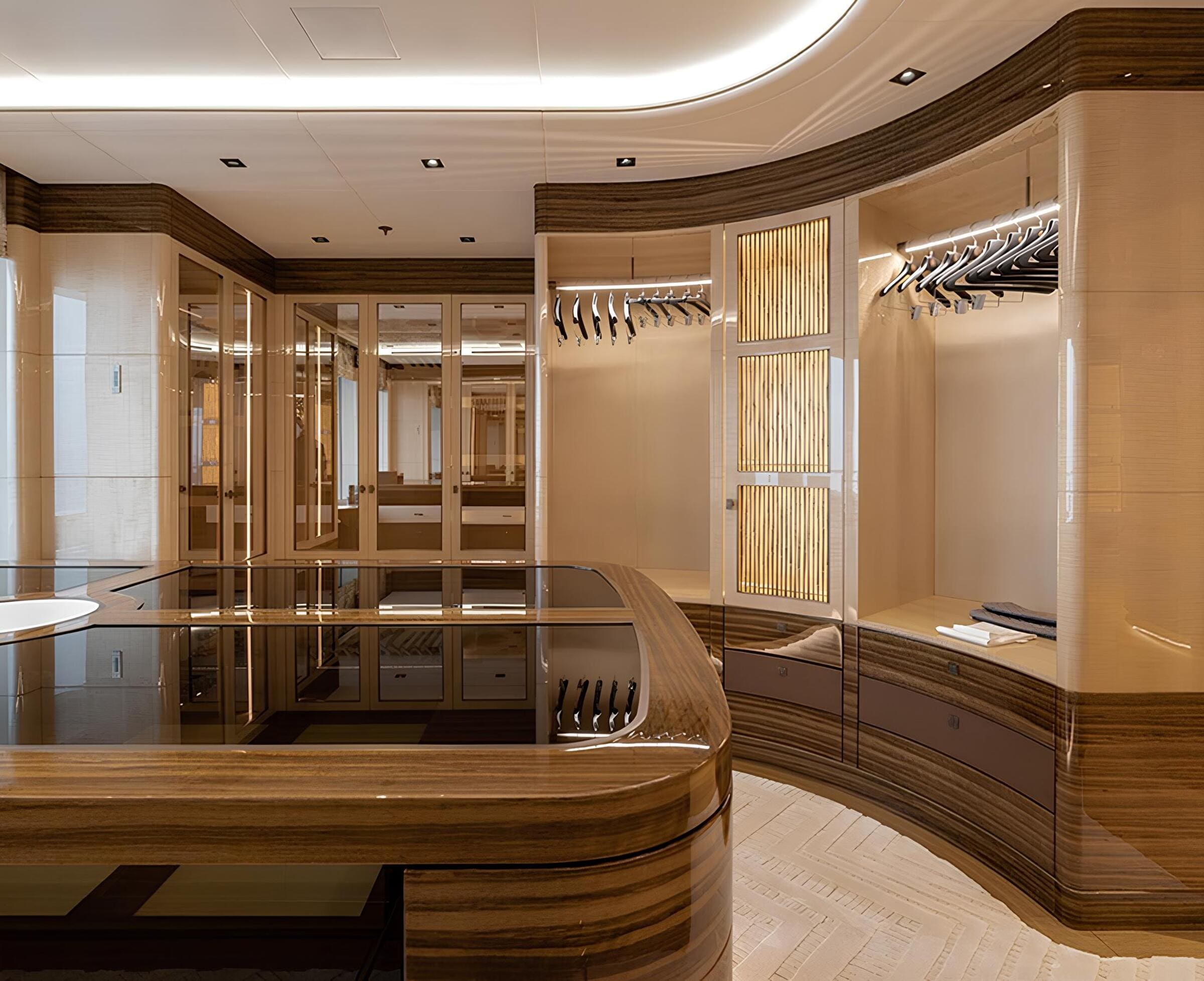 Гардеробная в каюте владельца/Master cabin dressing room