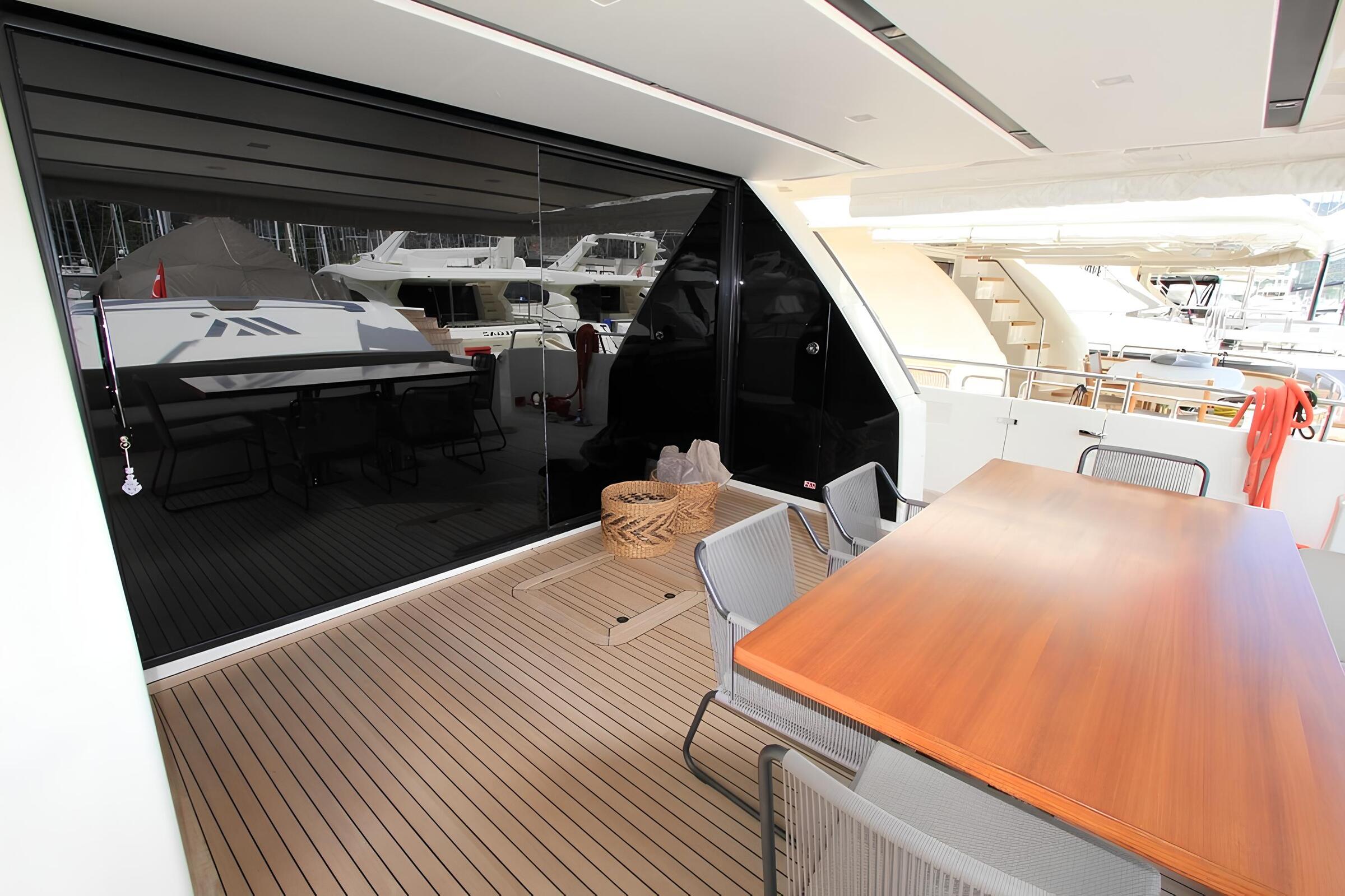 Обеденная зона в кокпите/Cockpit dining area