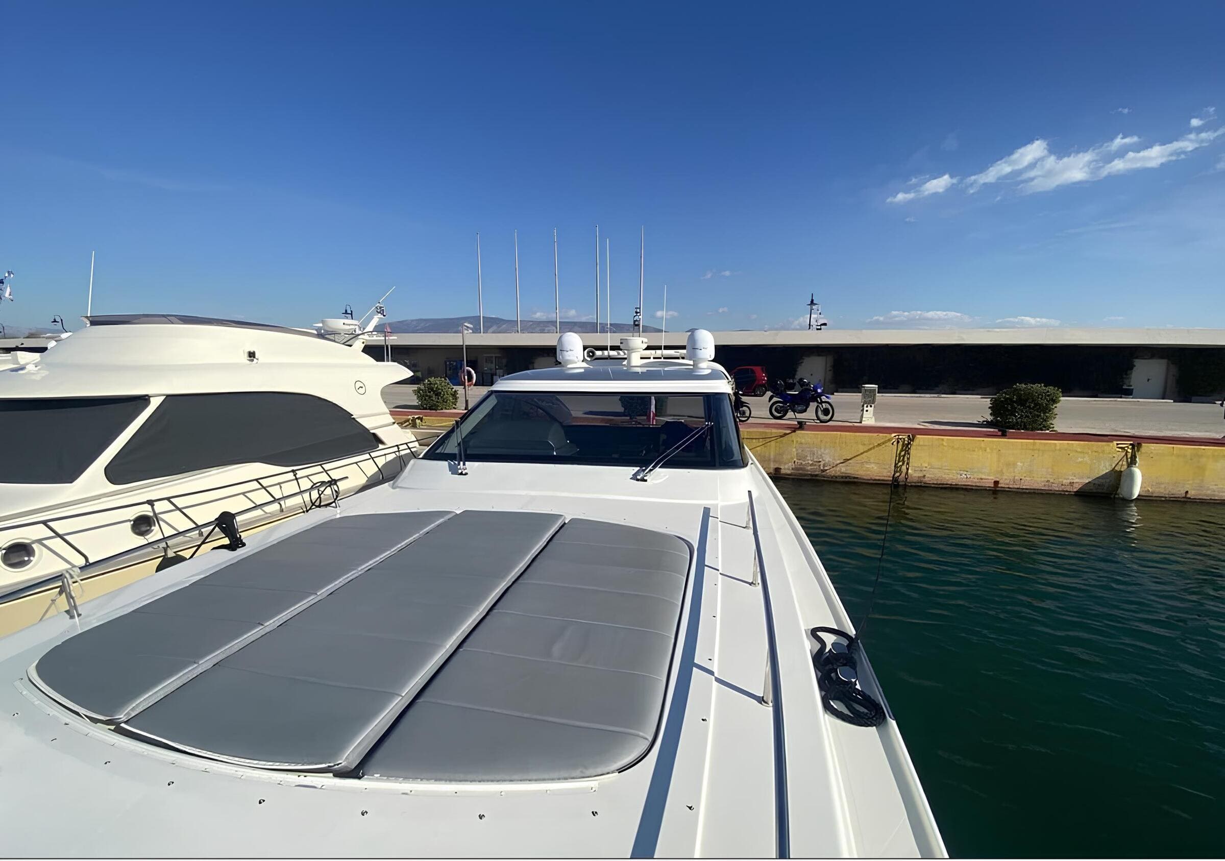 Зона для загорания на носу/Bow sunbathing area