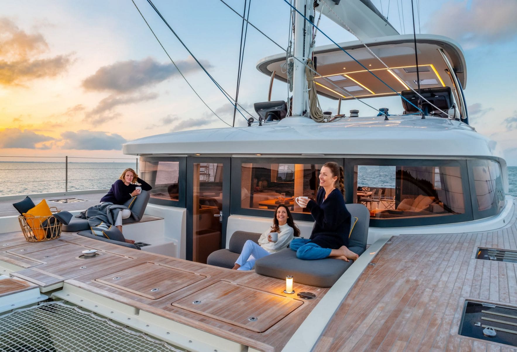 Зона для отдыха на главной палубе/Lounge area on the main deck