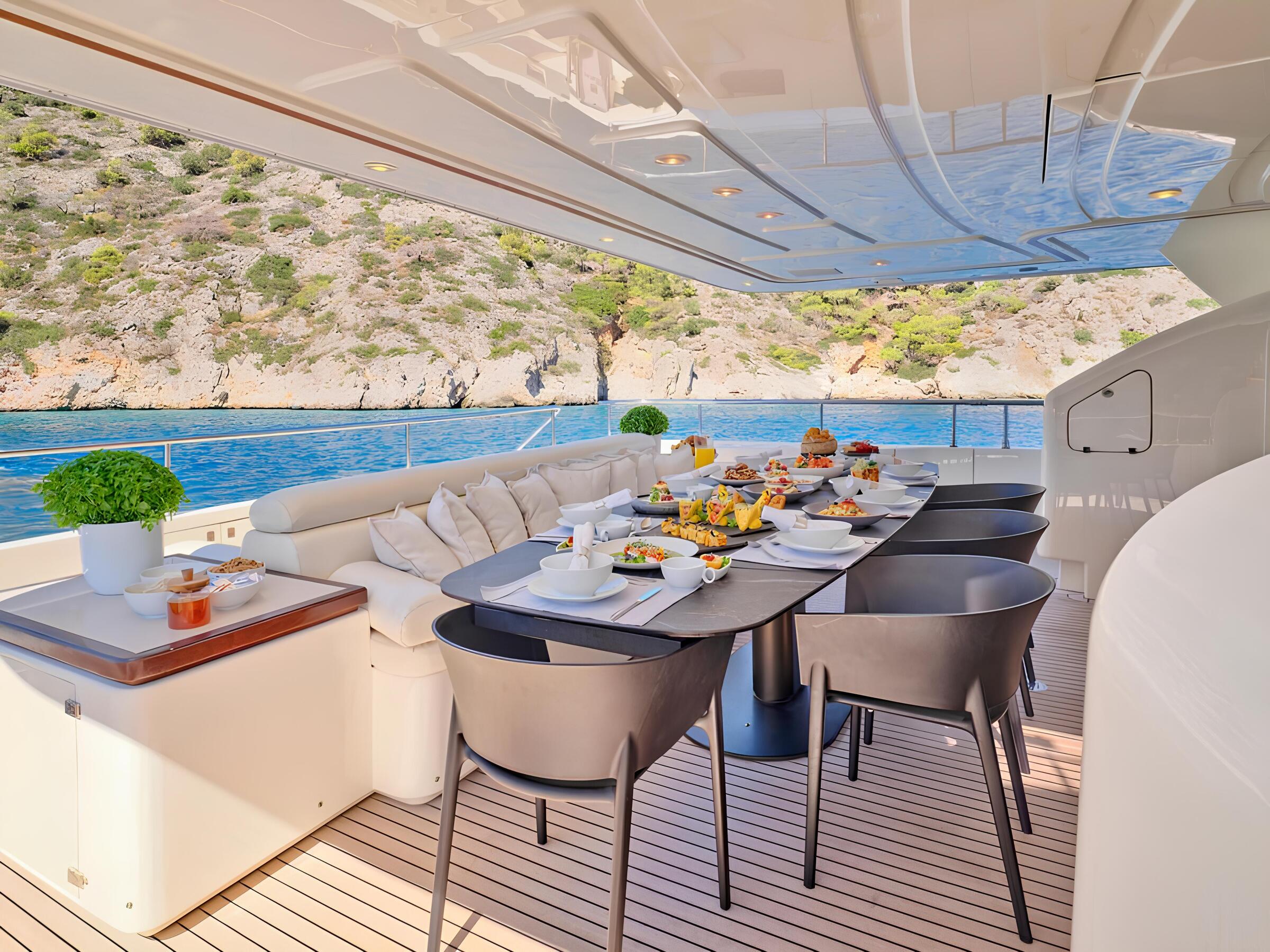 Обеденная зона на корме главной палубы/Aft main deck dining area