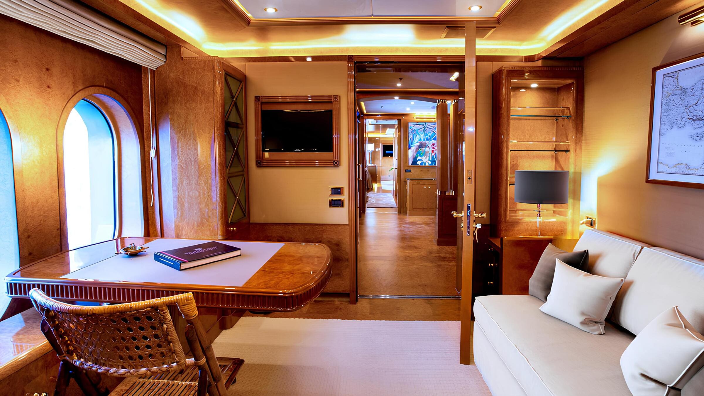 Кабинет в каюте владельца/Office in the master cabin