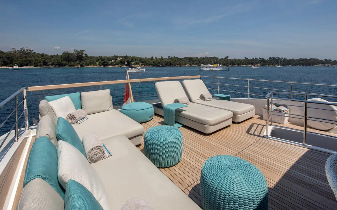 Зона для загорания в кормовой части флайбриджа/Flybridge aft sunbathing area