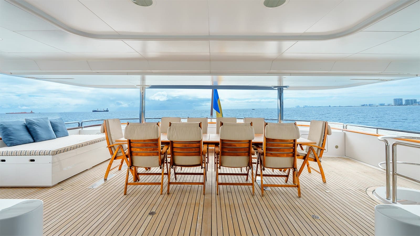 Обеденная зона на корме верхней палубы/Aft upper deck dining area