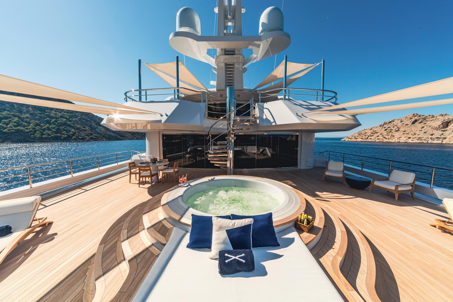 Джакузи на корме бридждека/Aft bridgedeck jacuzzi