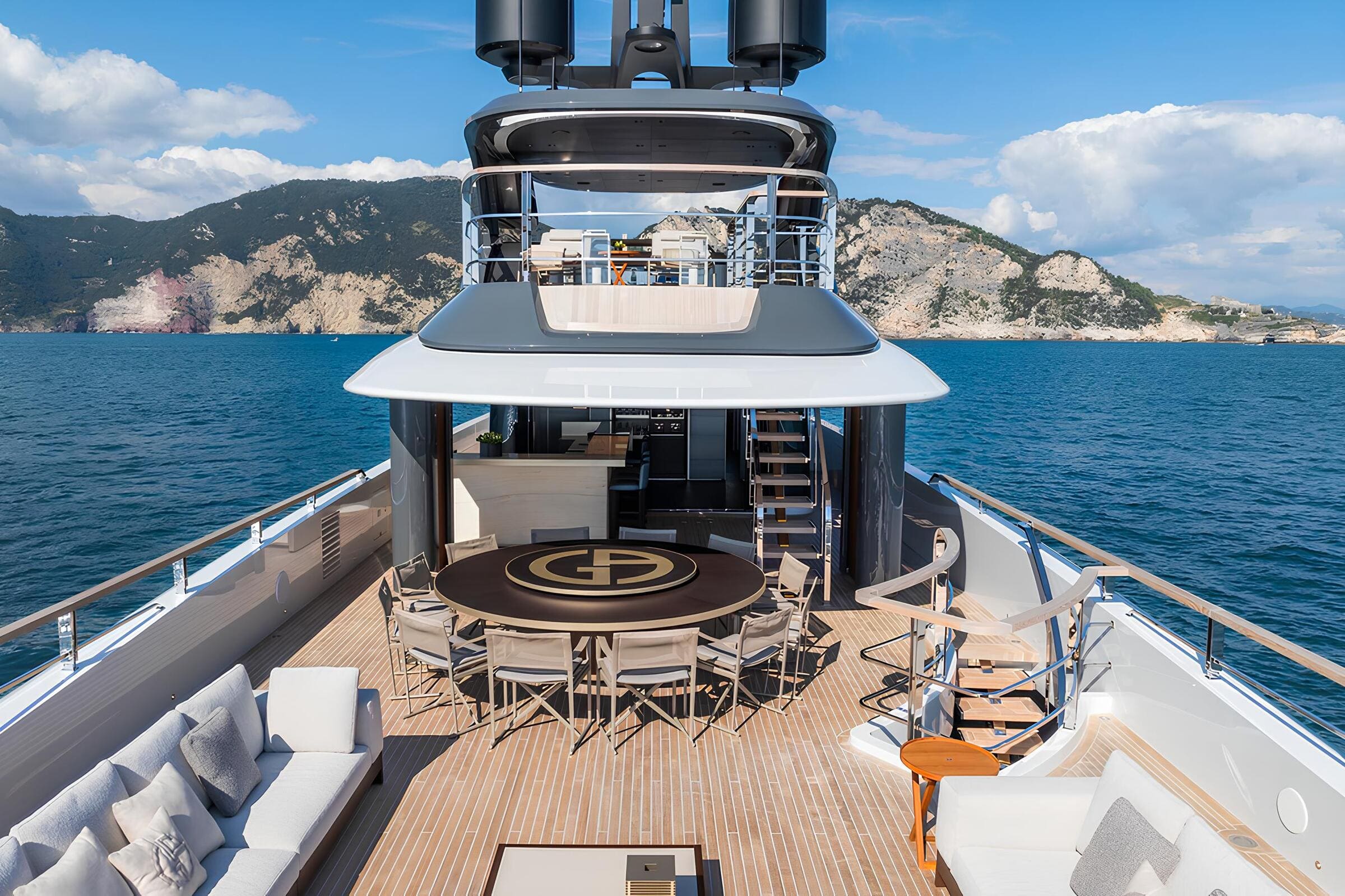 Зона отдыха на корме верхней палубы/Aft upper deck lounge area