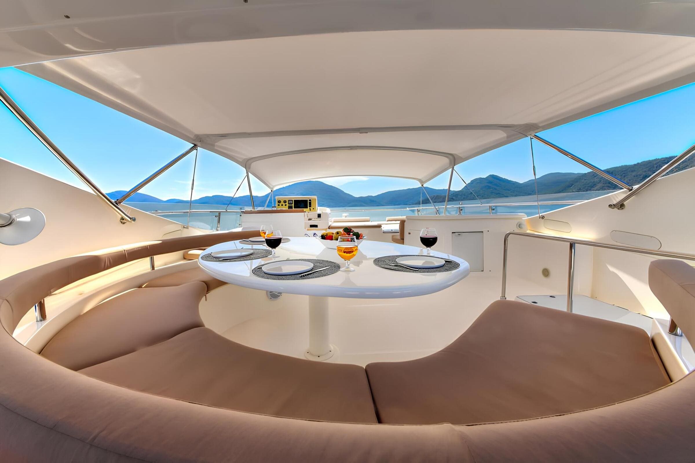 Обеденная зона на флайбридже/Flybridge dining area