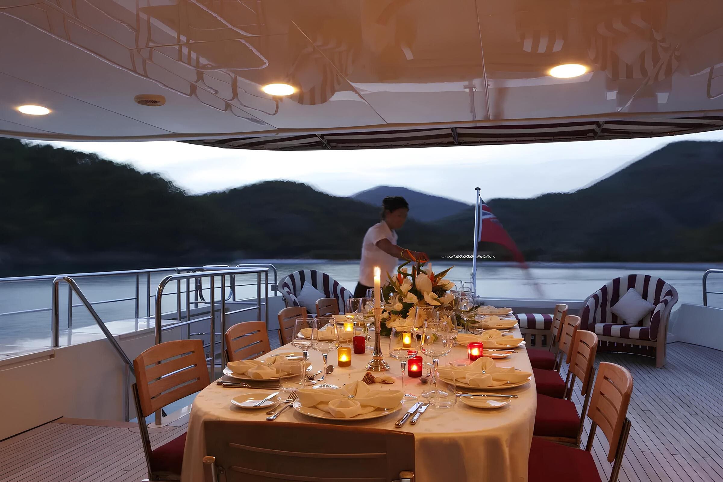 Обеденная зона на корме верхней палубы/Aft upper deck dining area
