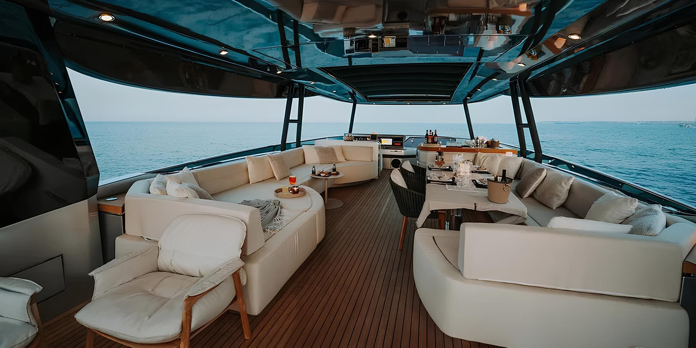 Зона отдыха на сандеке/Sundeck lounge area