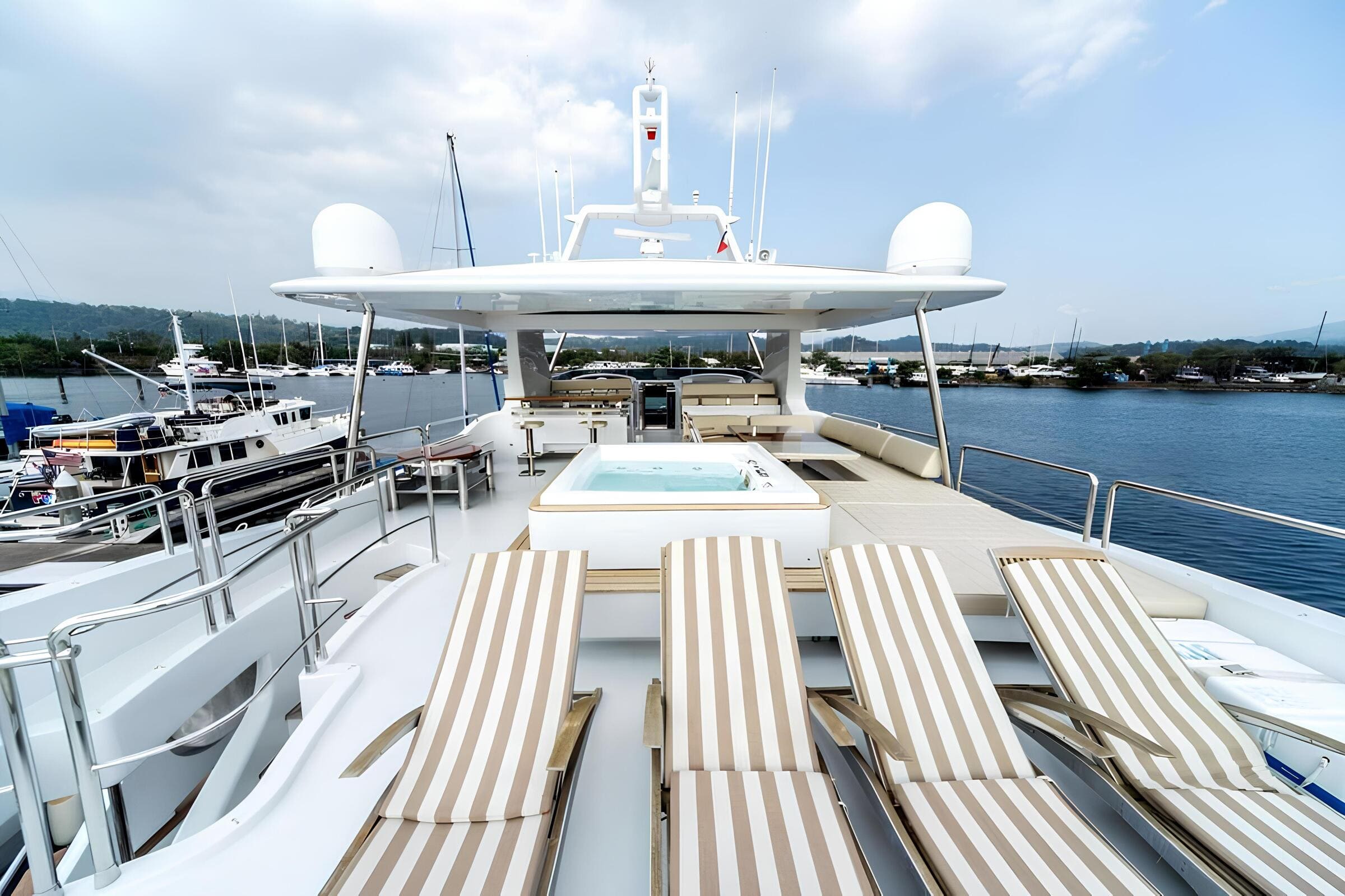 Зона для загорания в кормовой части флайбриджа/Flybridge aft sunbathing area