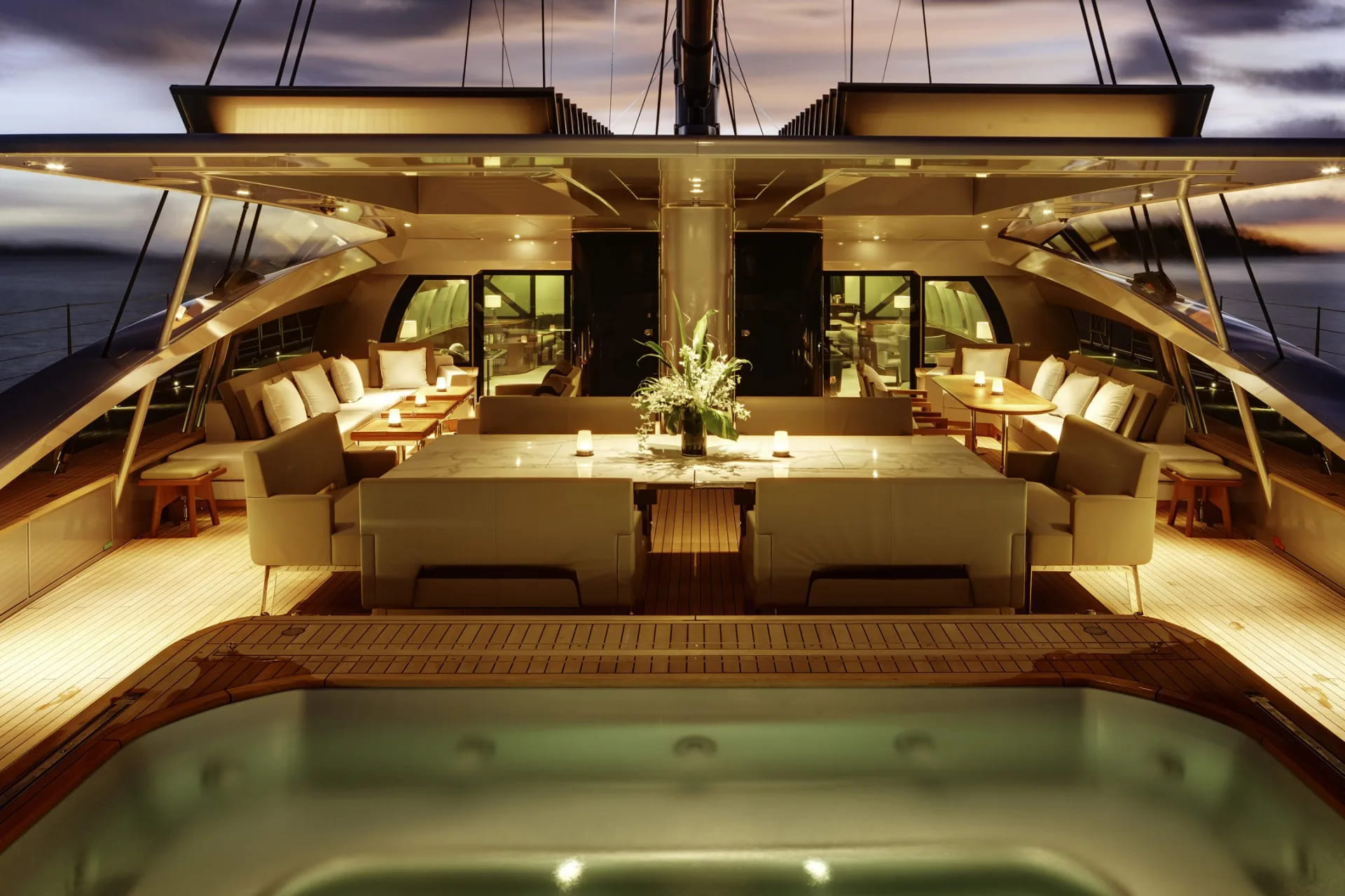 Джакузи на корме главной палубы/Aft main deck jacuzzi