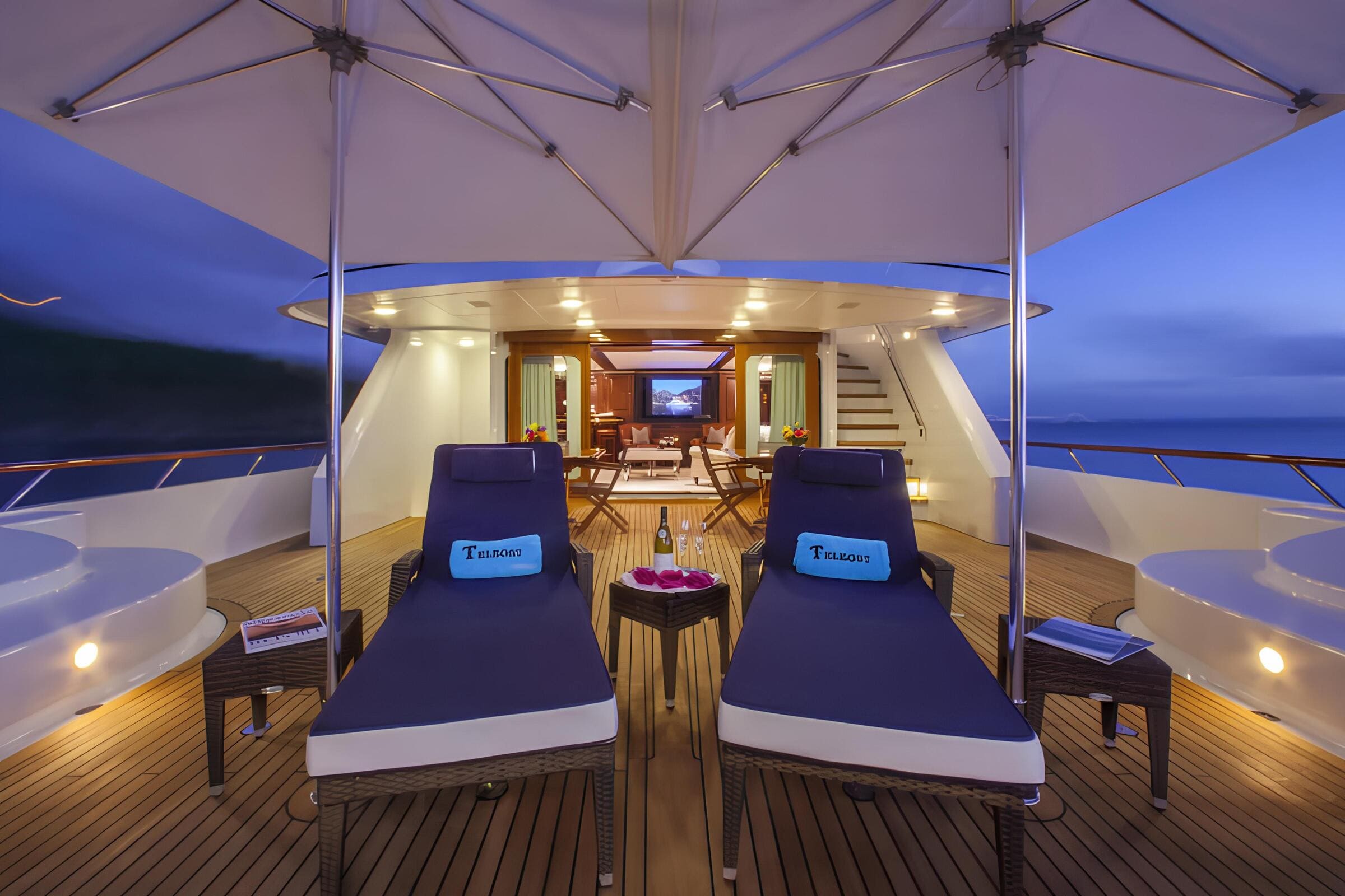 Зона отдыха на корме верхней палубы/Aft upper deck lounge area
