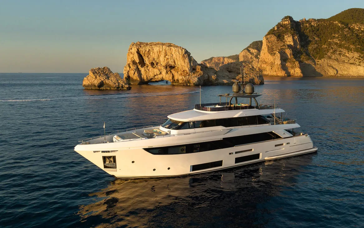 Экстерьер Custom Line Navetta 33 2020 MY ACQUA/Exterior Custom Line Navetta 33 2020 MY ACQUA