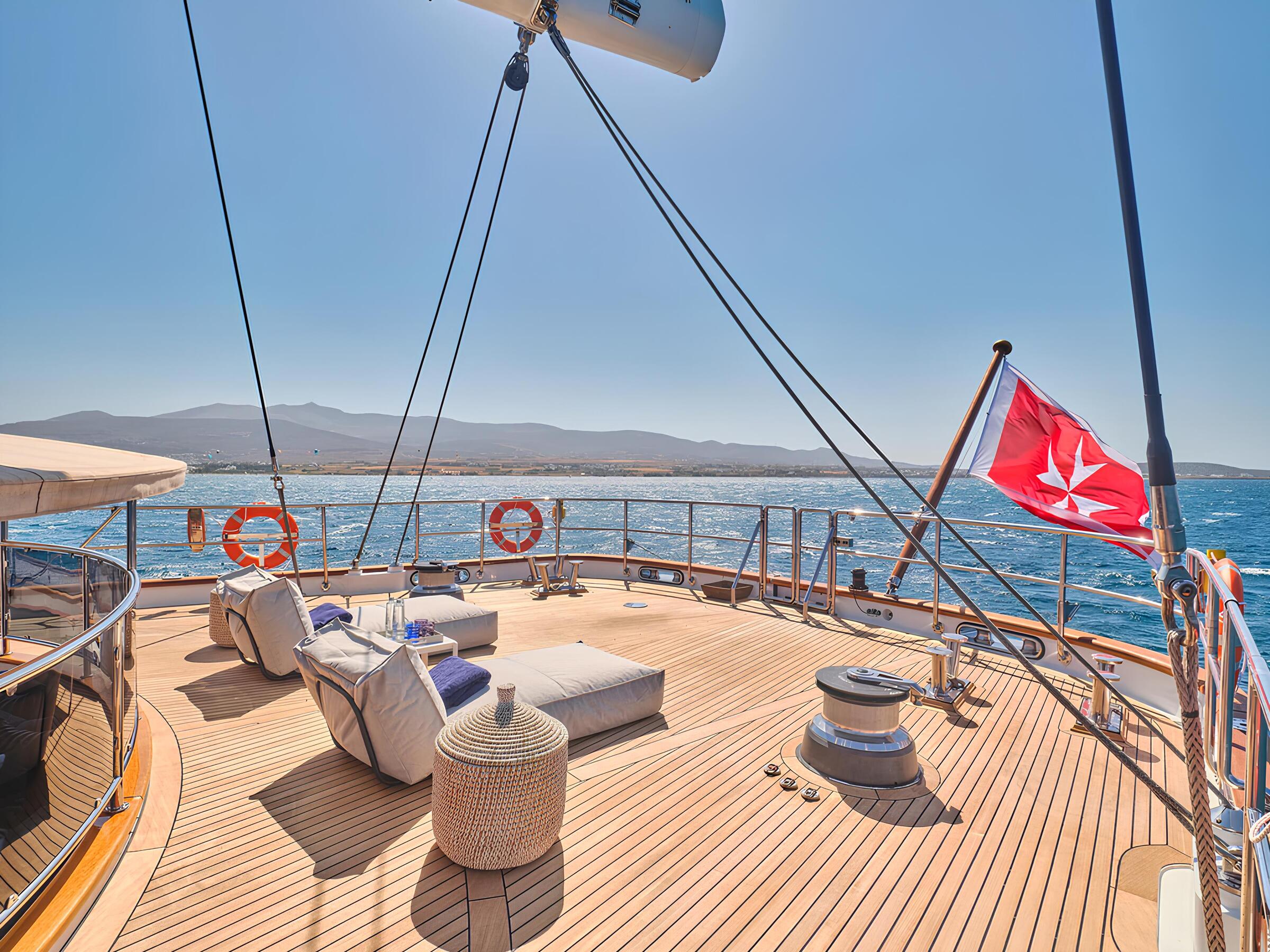 Зона отдыха на корме главной палубы/Aft main deck lounge area