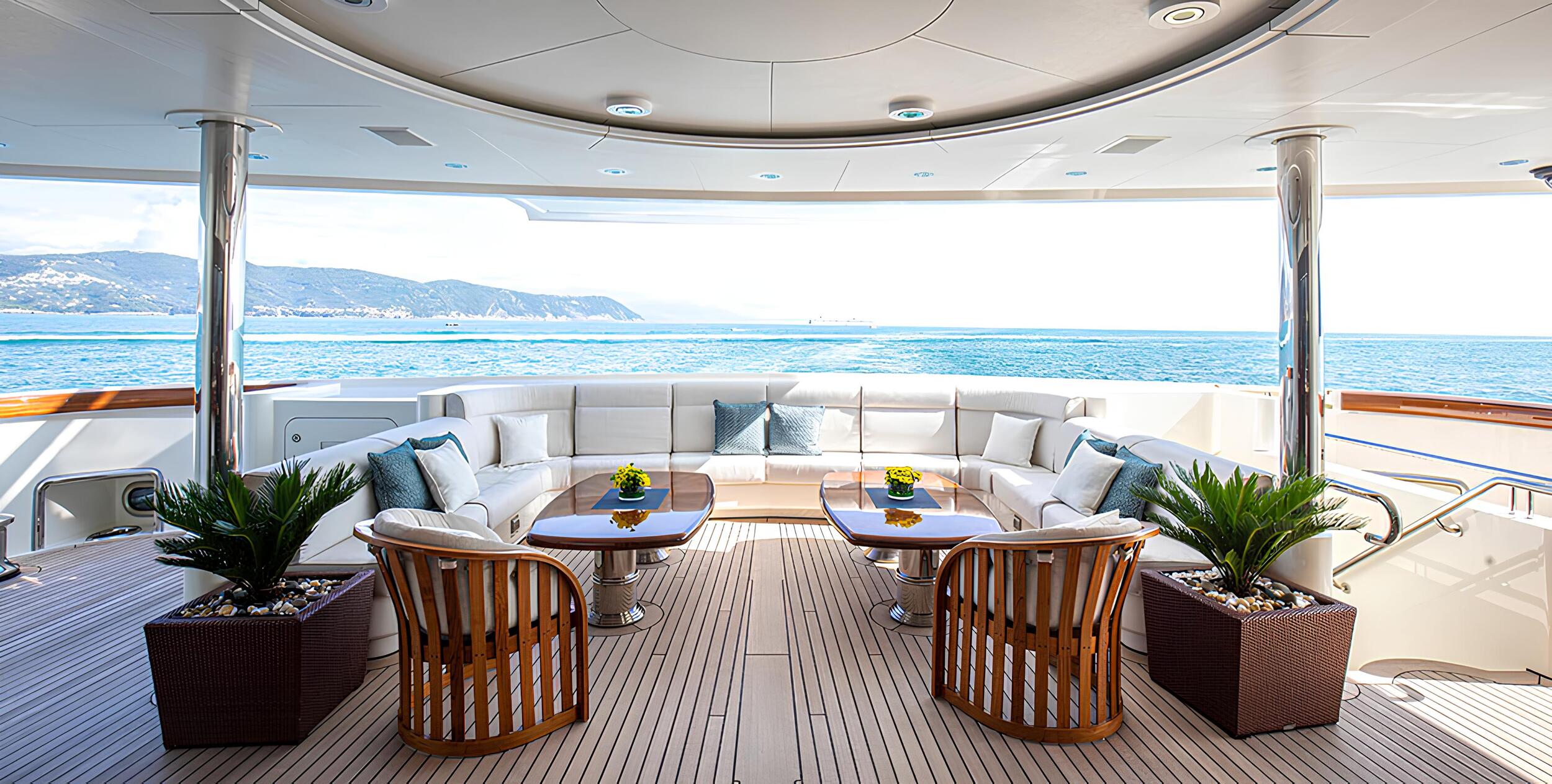 Зона отдыха на корме главной палубы/Aft main deck lounge area