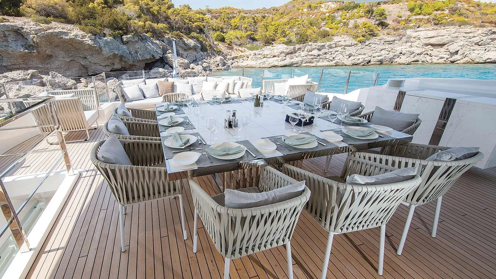 Обеденная зона на корме верхней палубы/Dining area aft on the upper deck