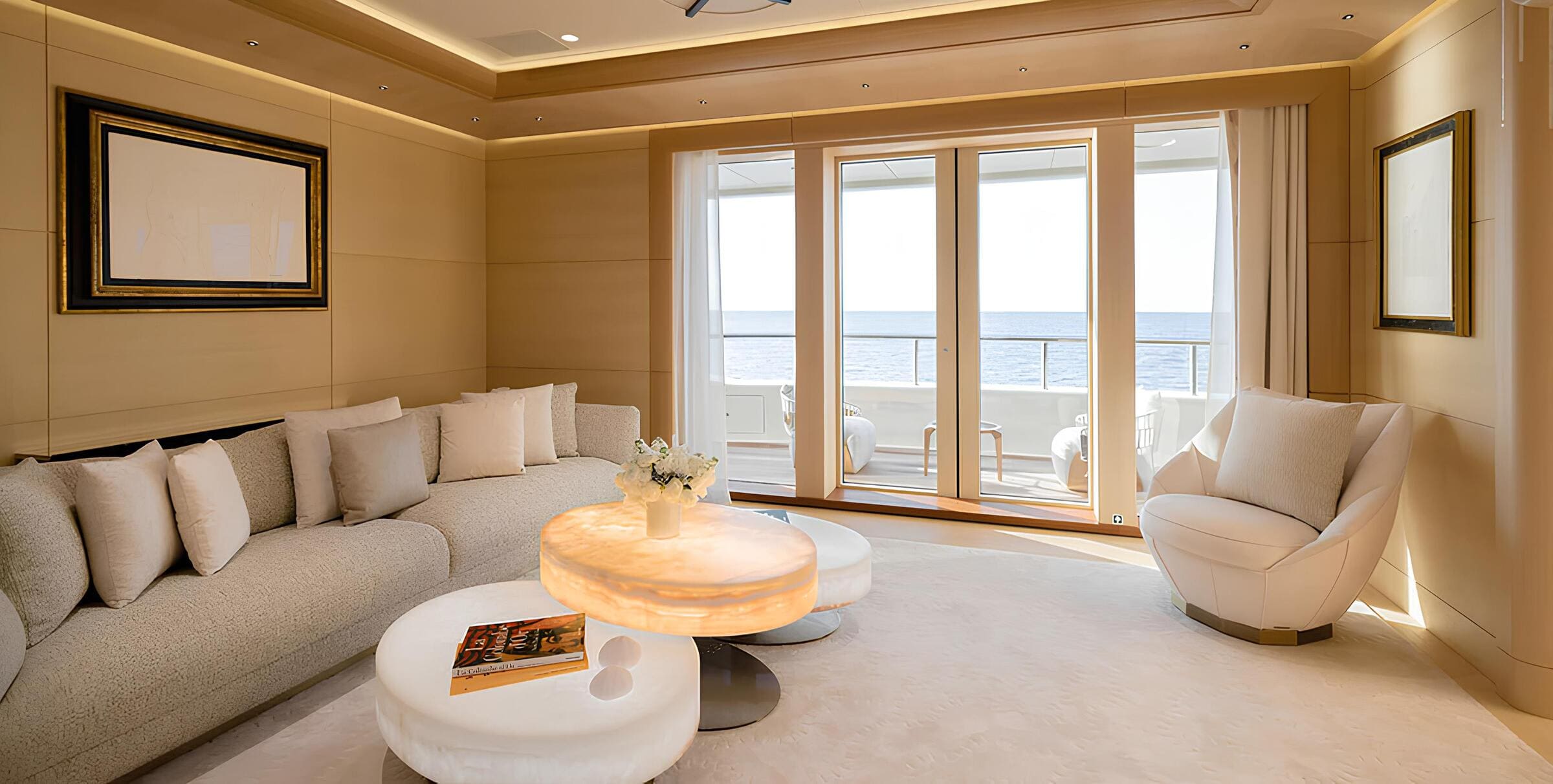 Зона отдыха в каюте владельца/Master cabin lounge area