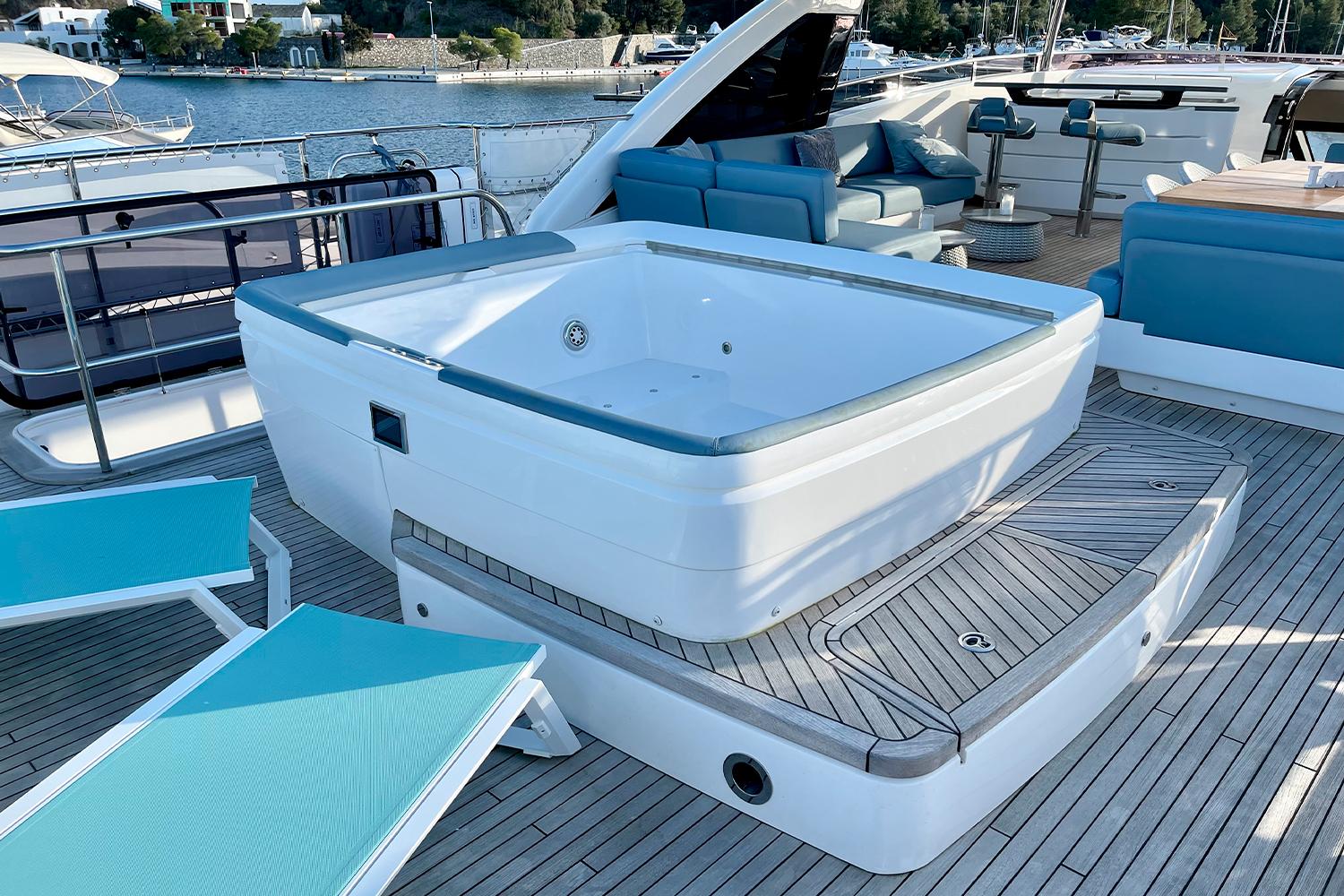 Джакузи в кормовой части флайбриджа / Jacuzzi aft of the flybridge