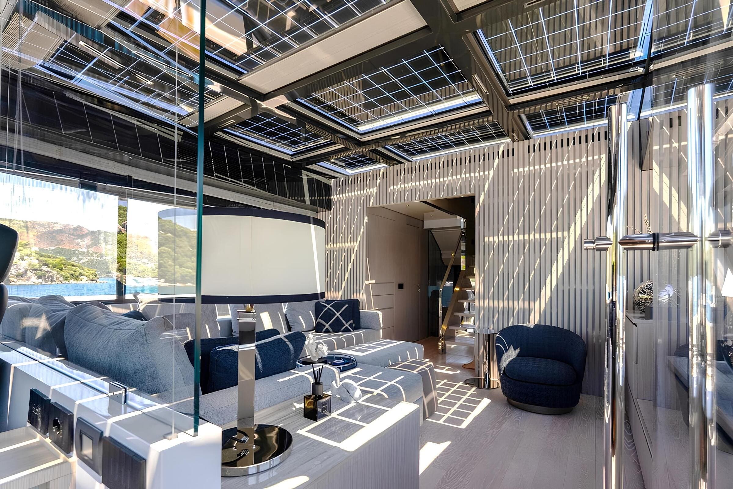 Зона отдыха в главном салоне/Main salon lounge area