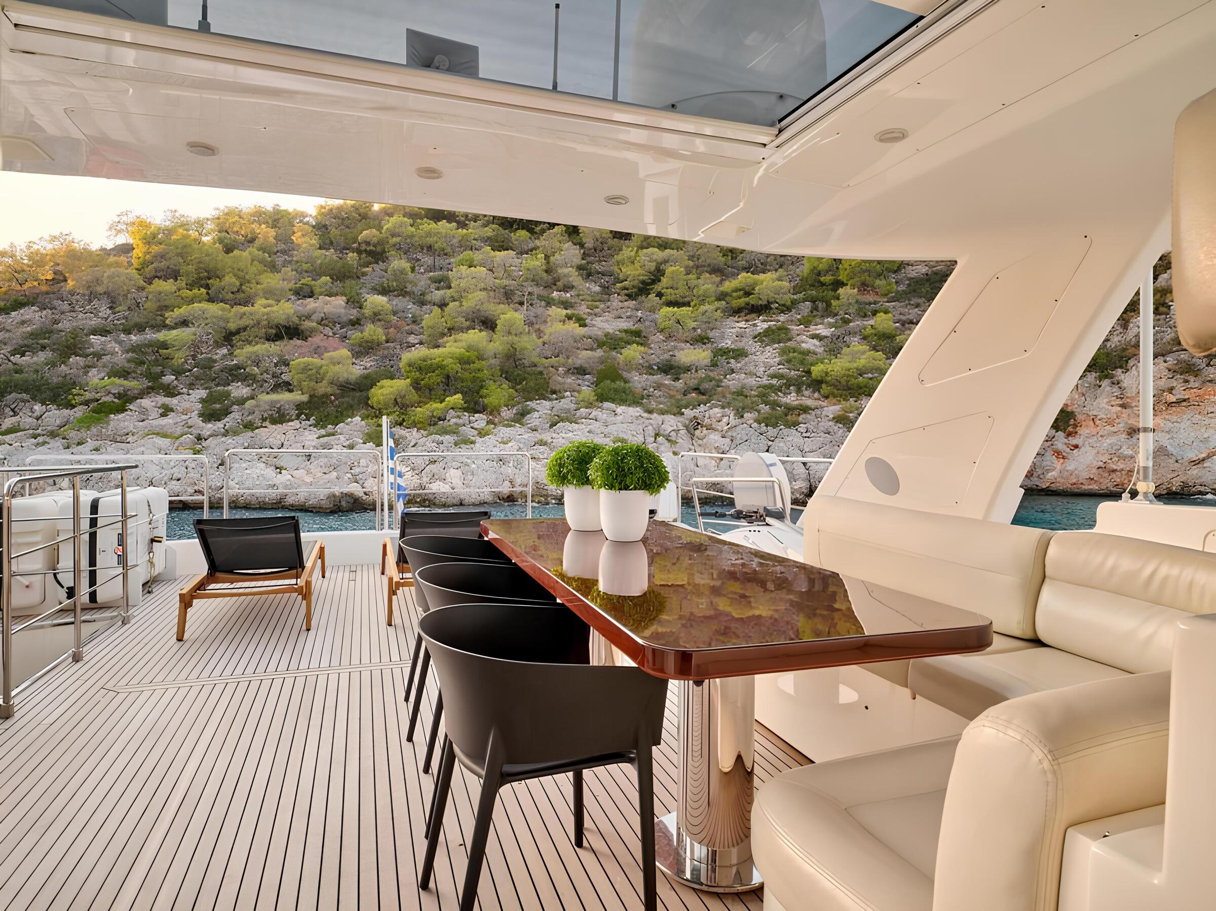 Обеденная зона на флайбридже/Flybridge dining area