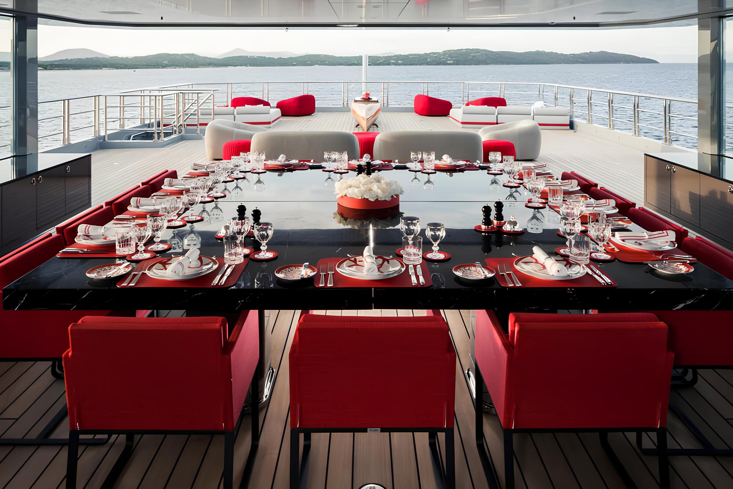 Обеденная зона на корме главной палубы/Aft main deck dining area