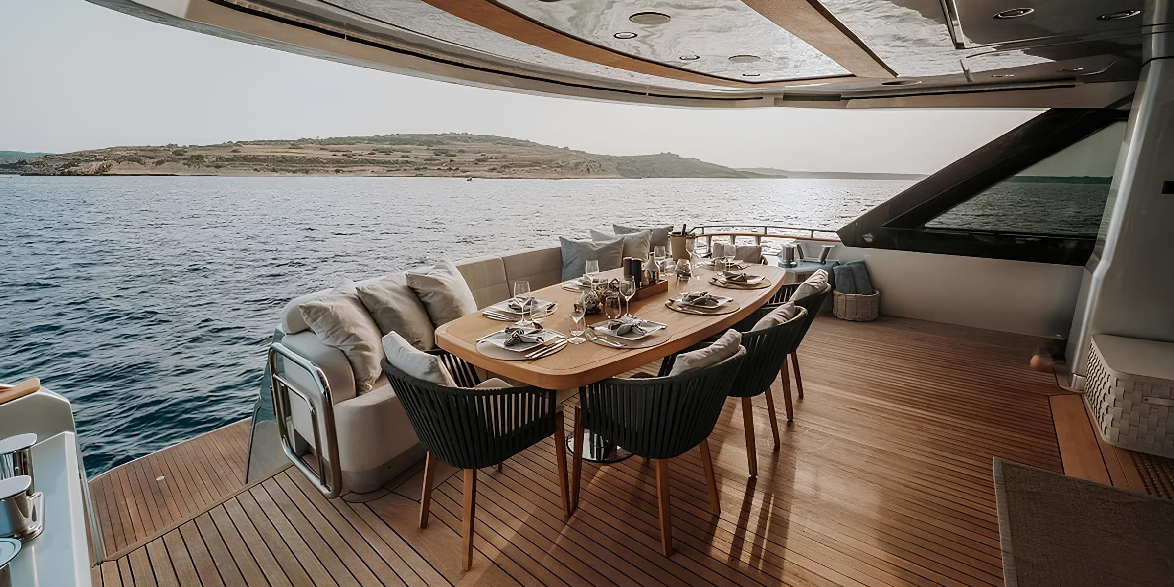 Обеденная зона в кокпите/Cockpit dining area