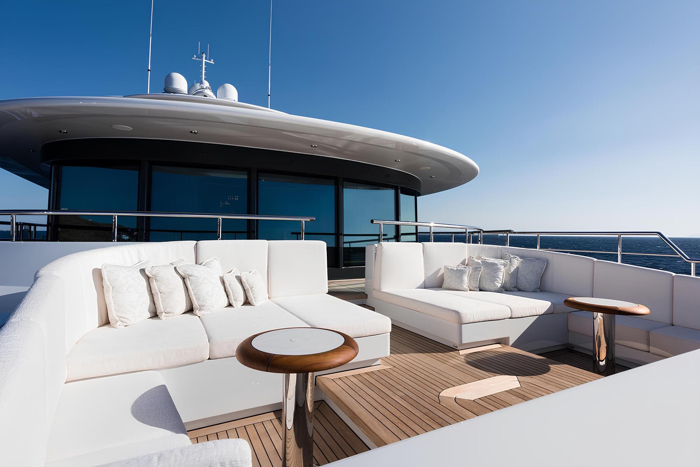 Зона отдыха на носу/Bow lounge area