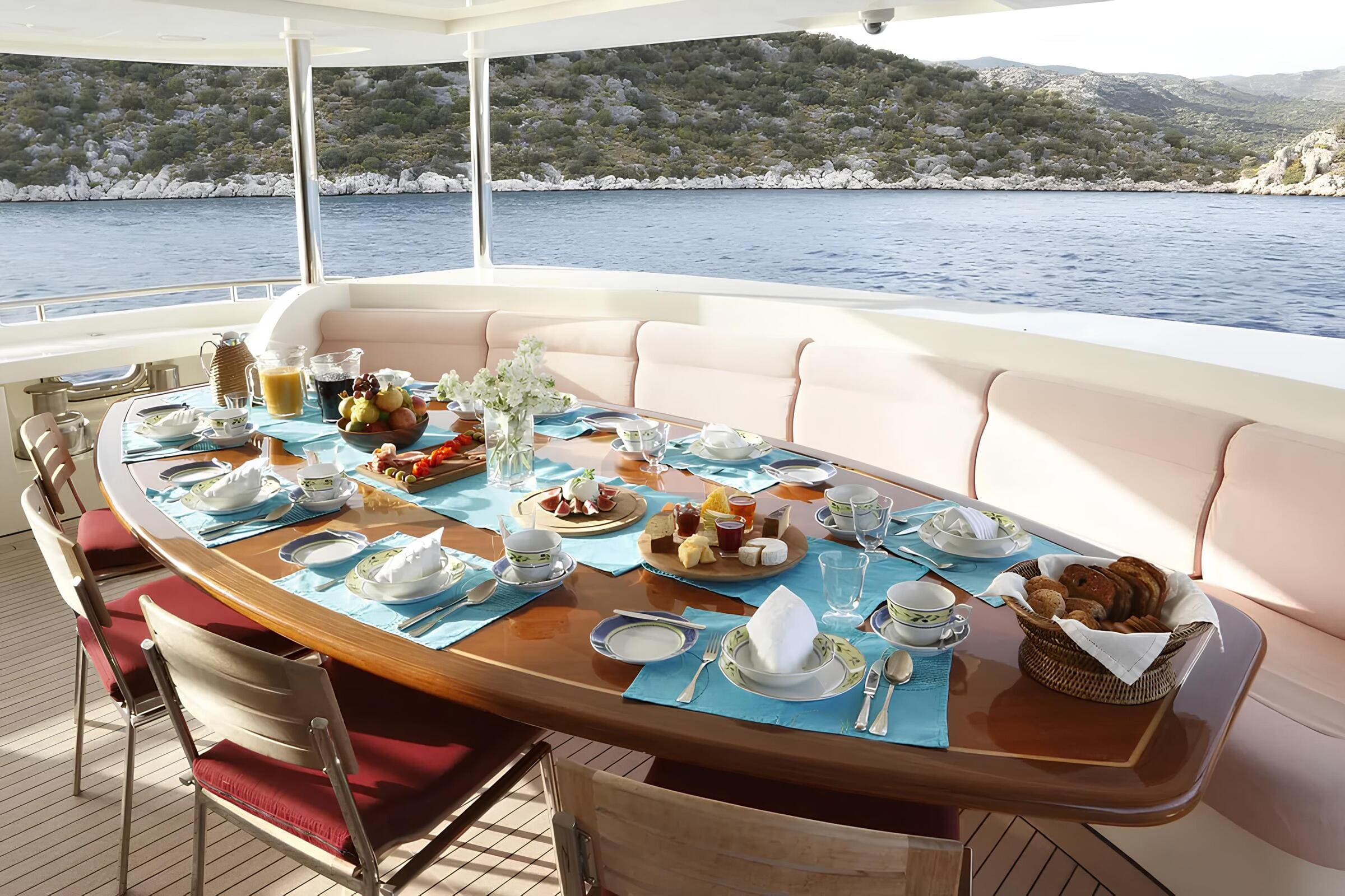 Обеденная зона на корме главной палубы/Aft main deck dining area