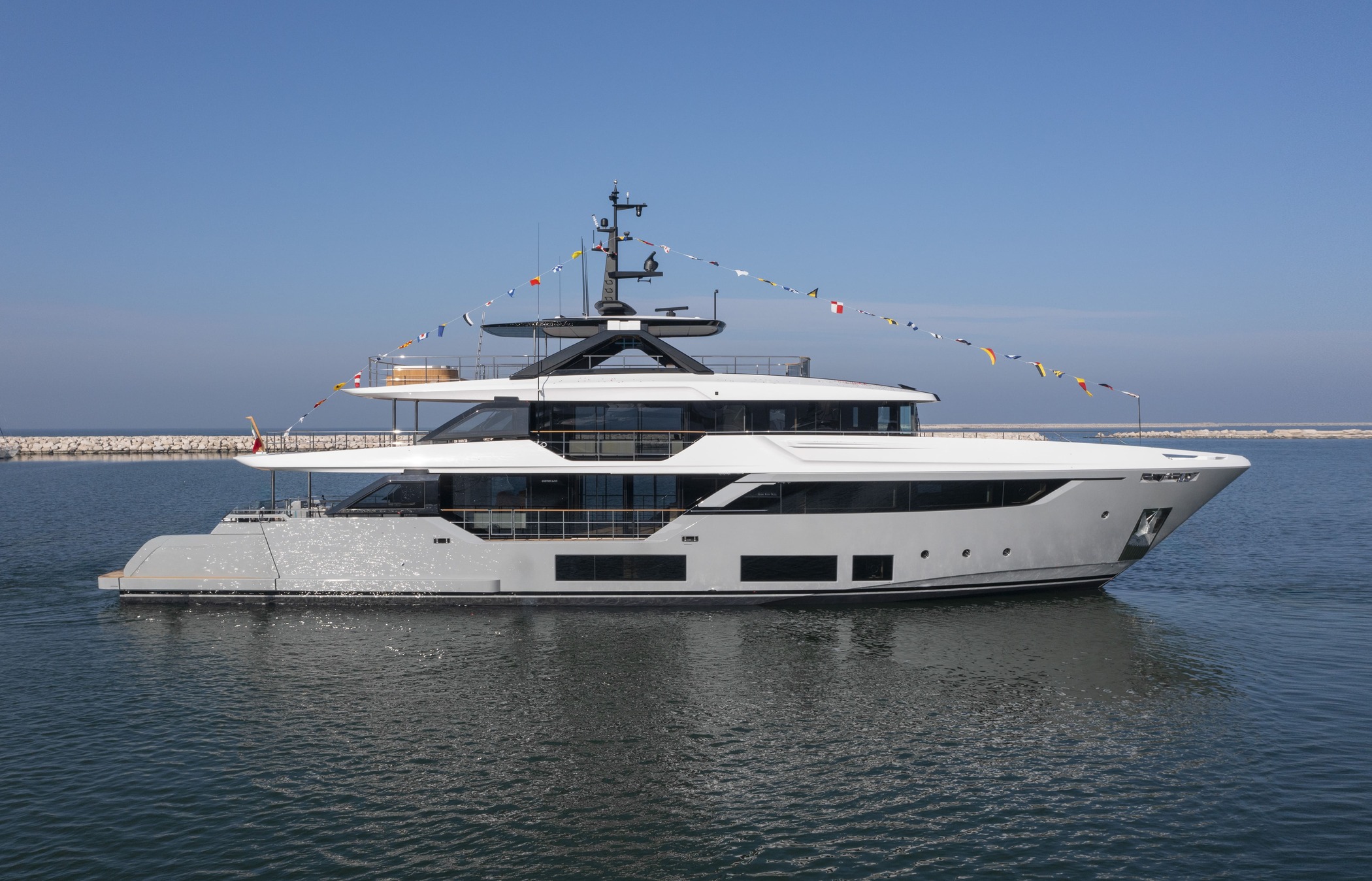 Экстерьер Custom Line Navetta 38 NEW/Exterior Custom Line Navetta 38 NEW