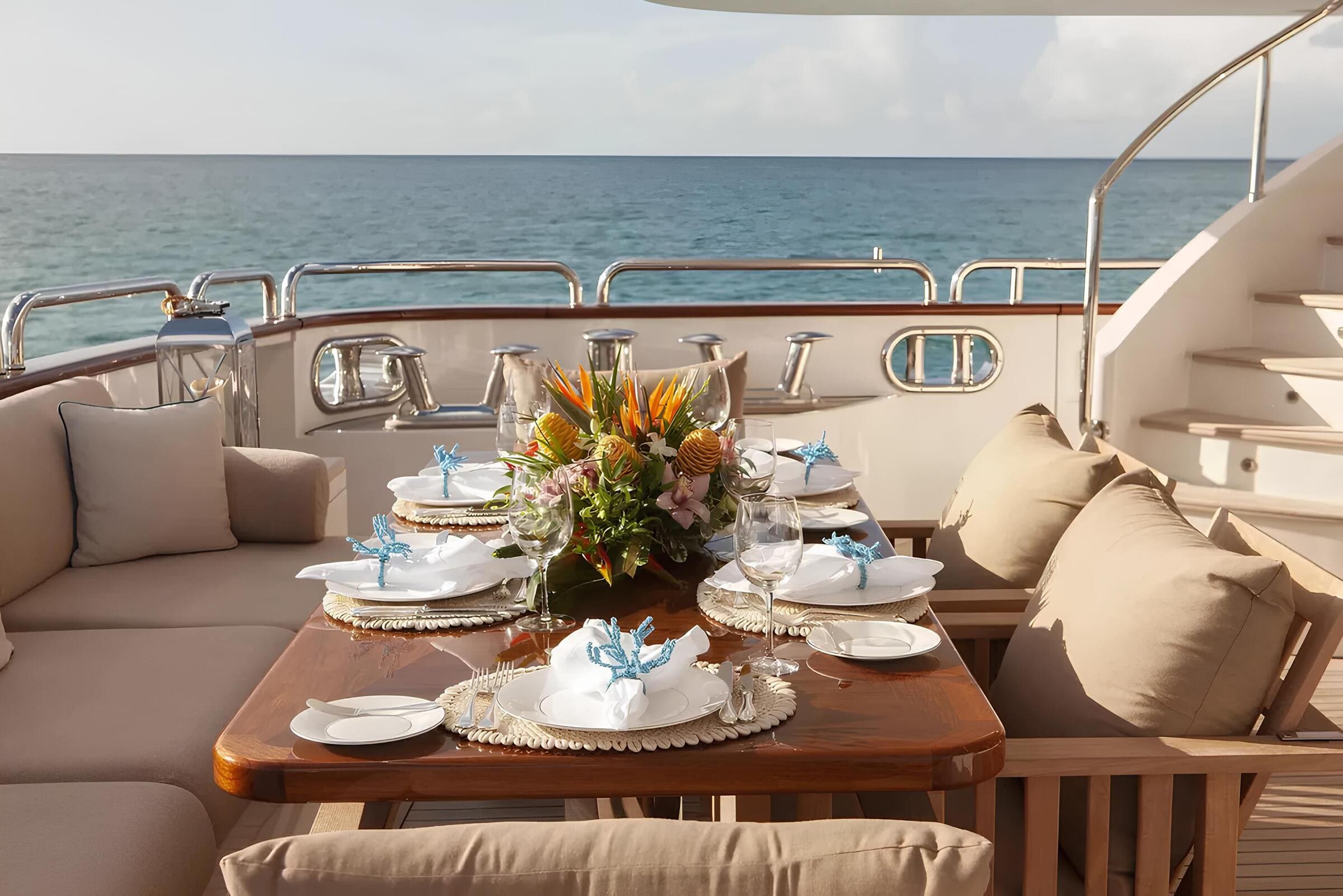 Обеденная зона на корме главной палубы/Aft main deck dining area