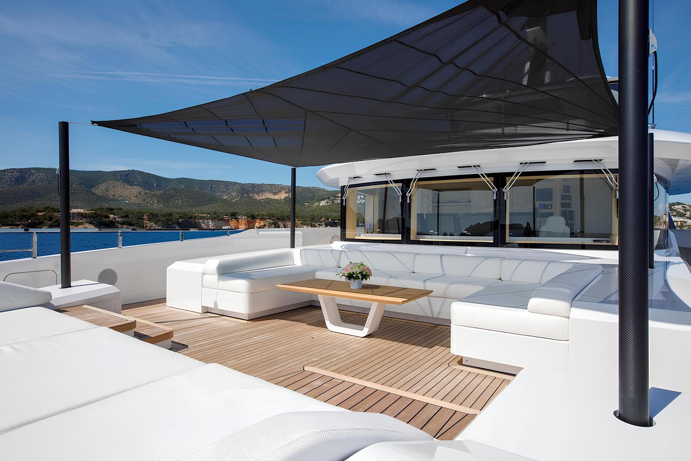 Зона отдыха на носу/Bow lounge area
