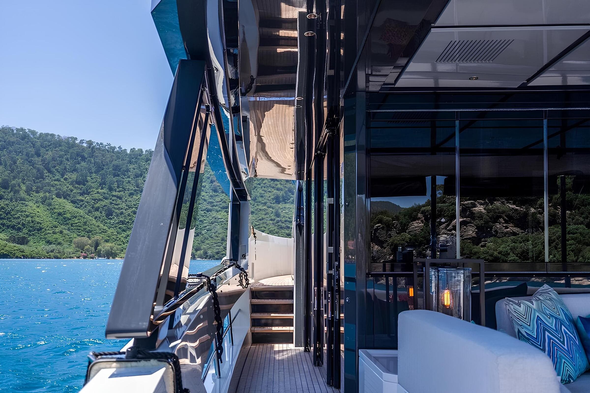 Зона отдыха на корме главной палубы/Aft main deck lounge area