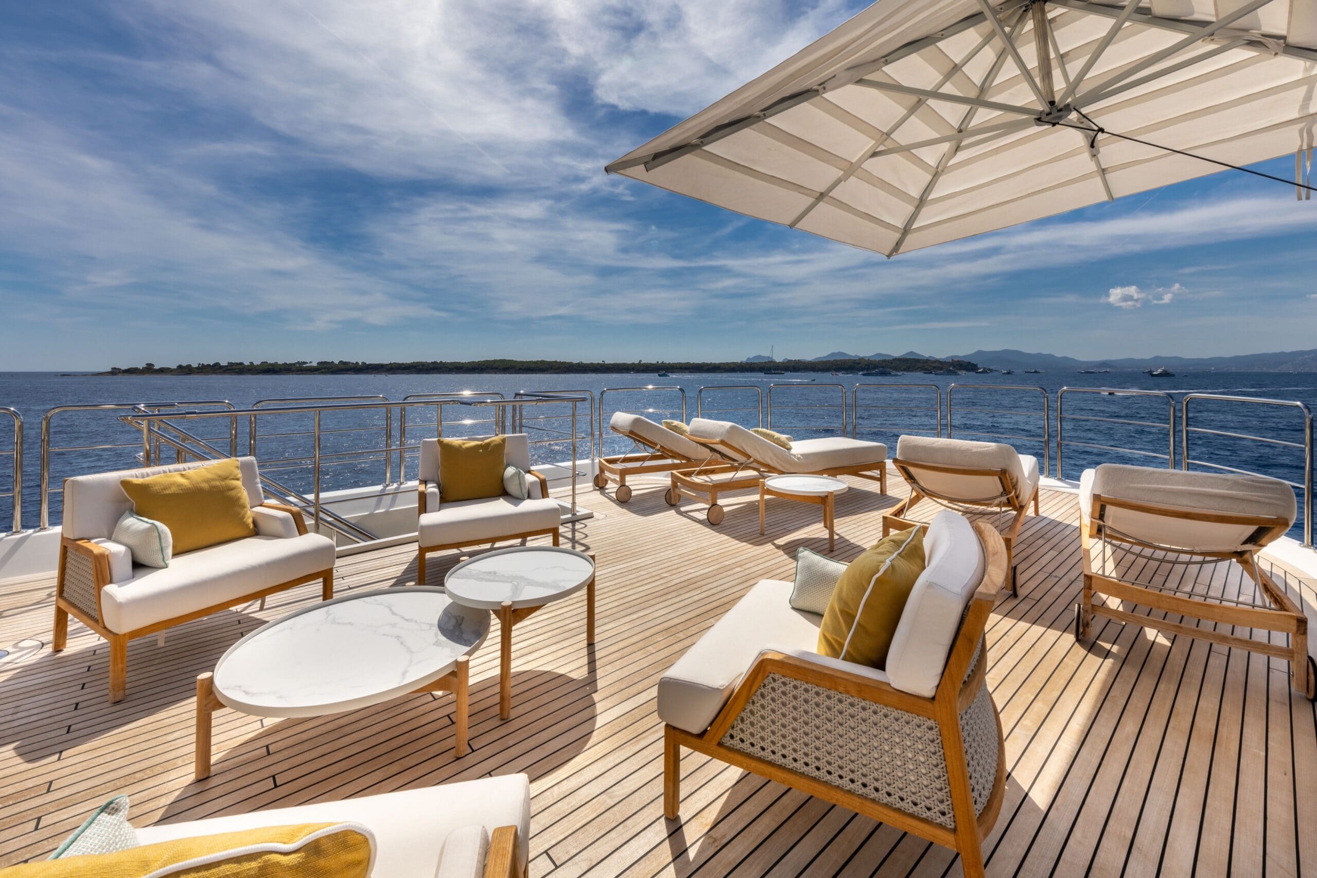 Зона для загорания в кормовой части сандека/Sundeck aft sunbathing area