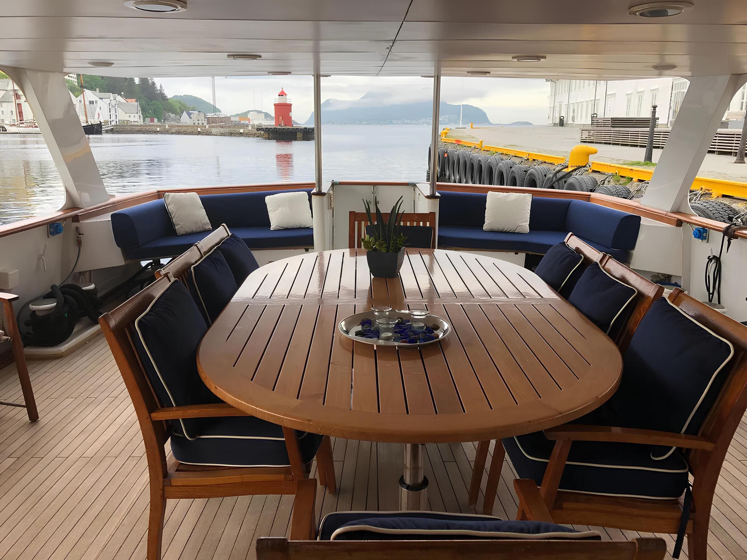 Обеденная зона на корме главной палубы/Aft main deck dining area