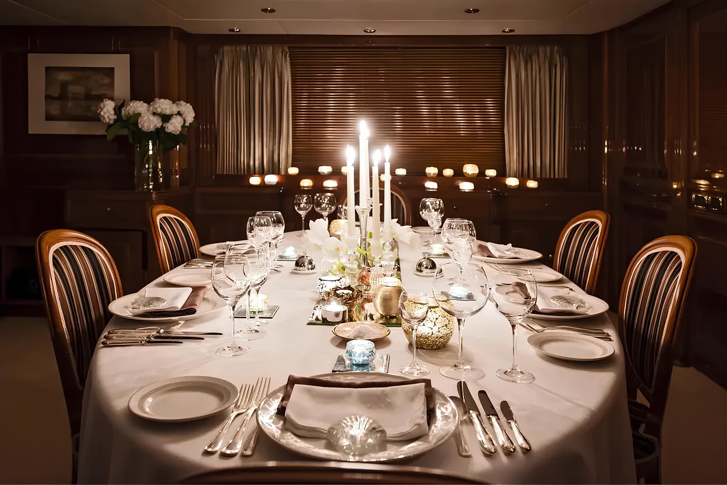 Обеденная зона в главном салоне/Main salon dining area