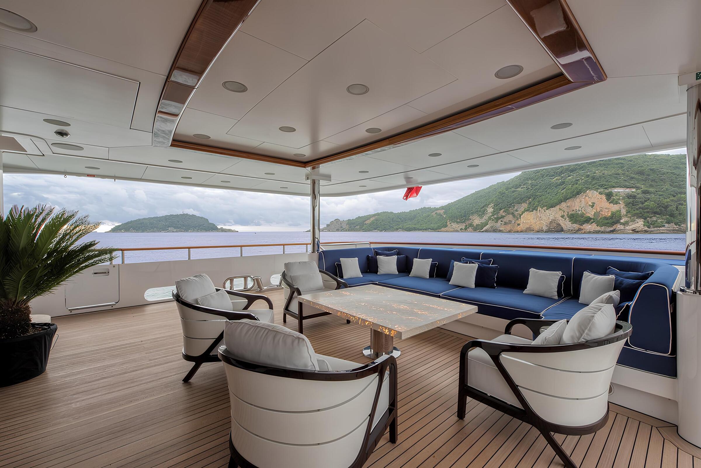 Зона отдыха на корме главной палубы/Aft main deck lounge area