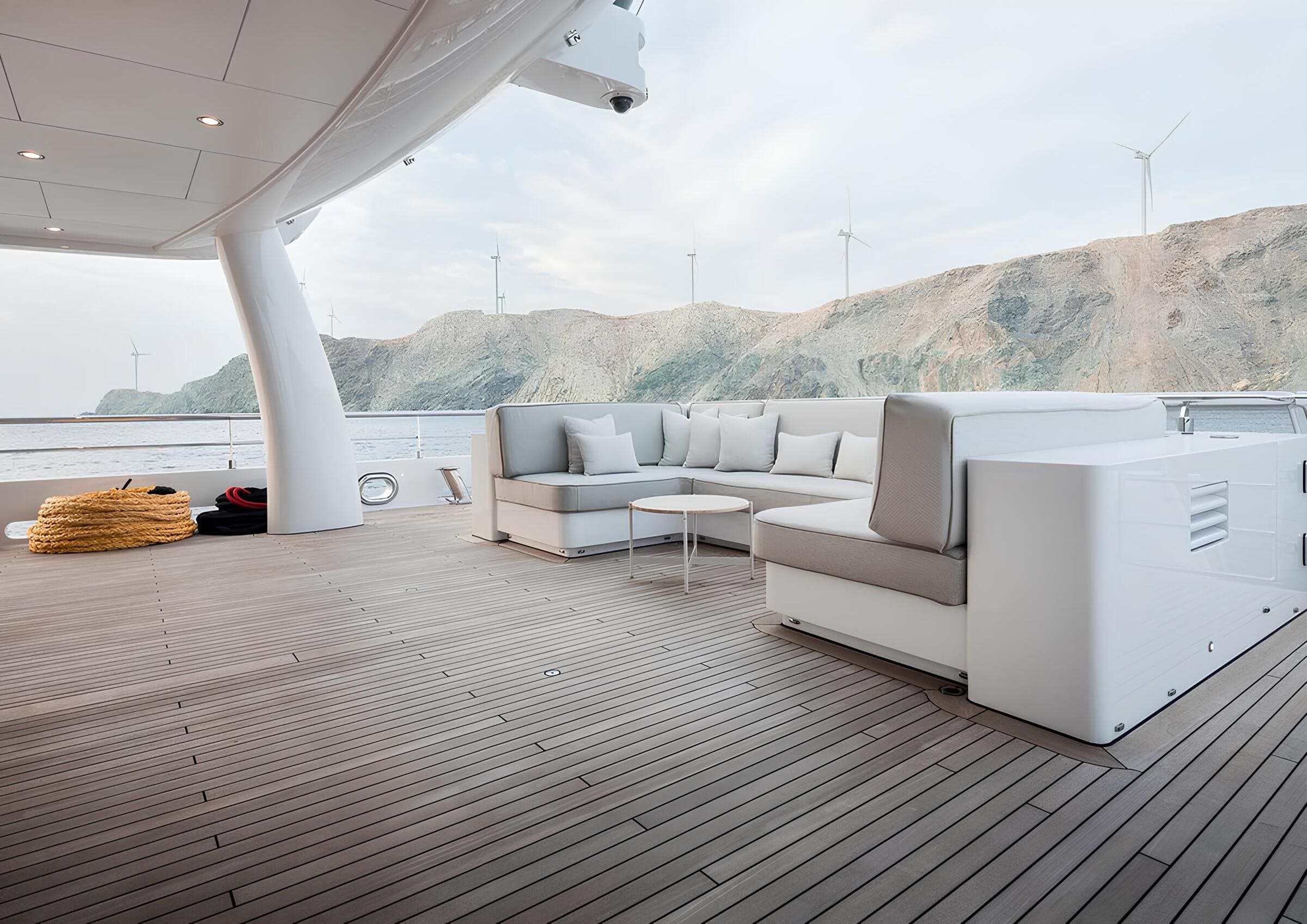 Зона отдыха на корме главной палубы/Aft main deck lounge area